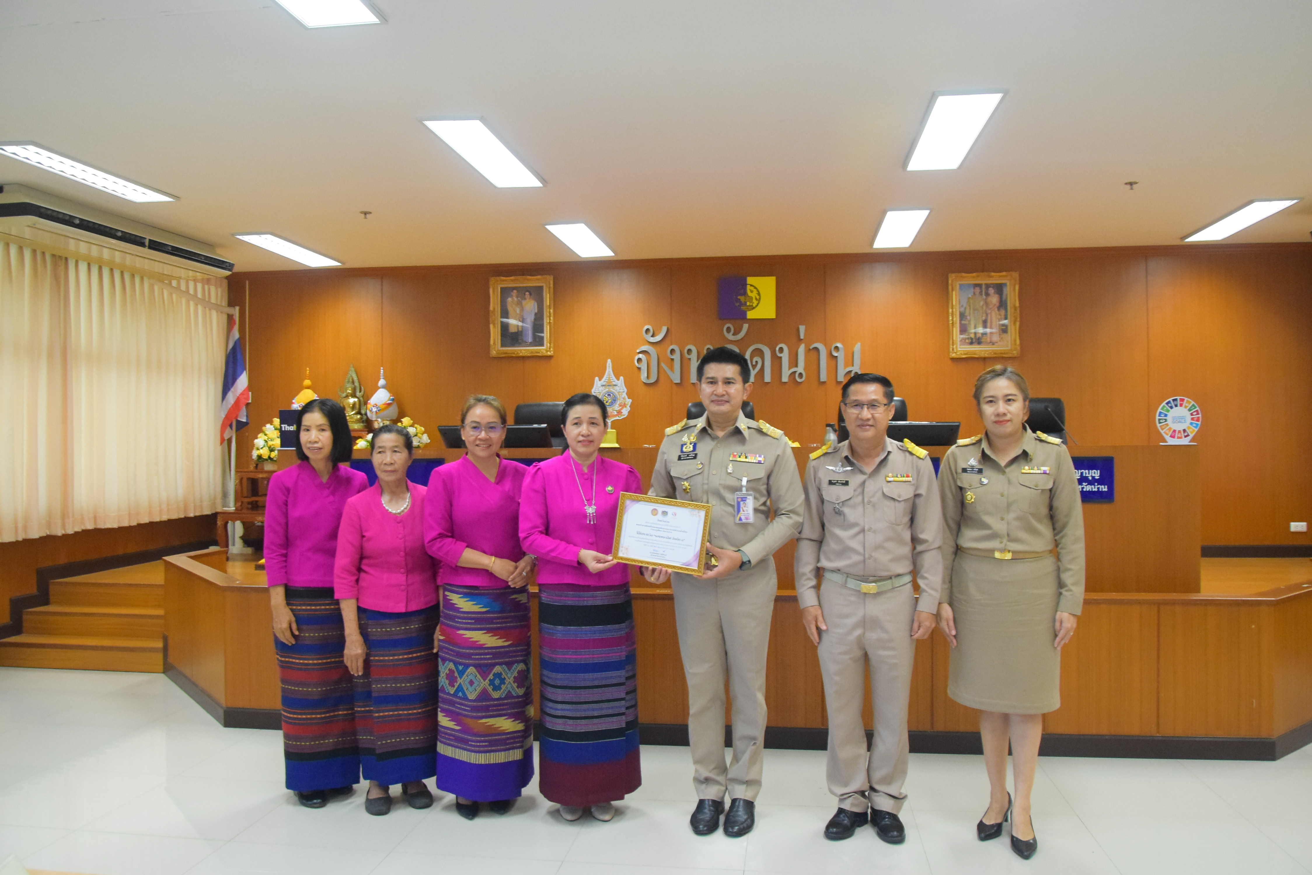#สร้างสรรค์ชุมชน คนพช.น่าน#พช.น่าน มอบรางวัลการประกวดสุดยอดผ้าจังหวัดน่าน ประจำปี ๒๕๖๗ และรางวัลคนกองทุนพัฒนาบทบาทสตรีดีเด่นระดับจังหวัด ประจำปี 2567