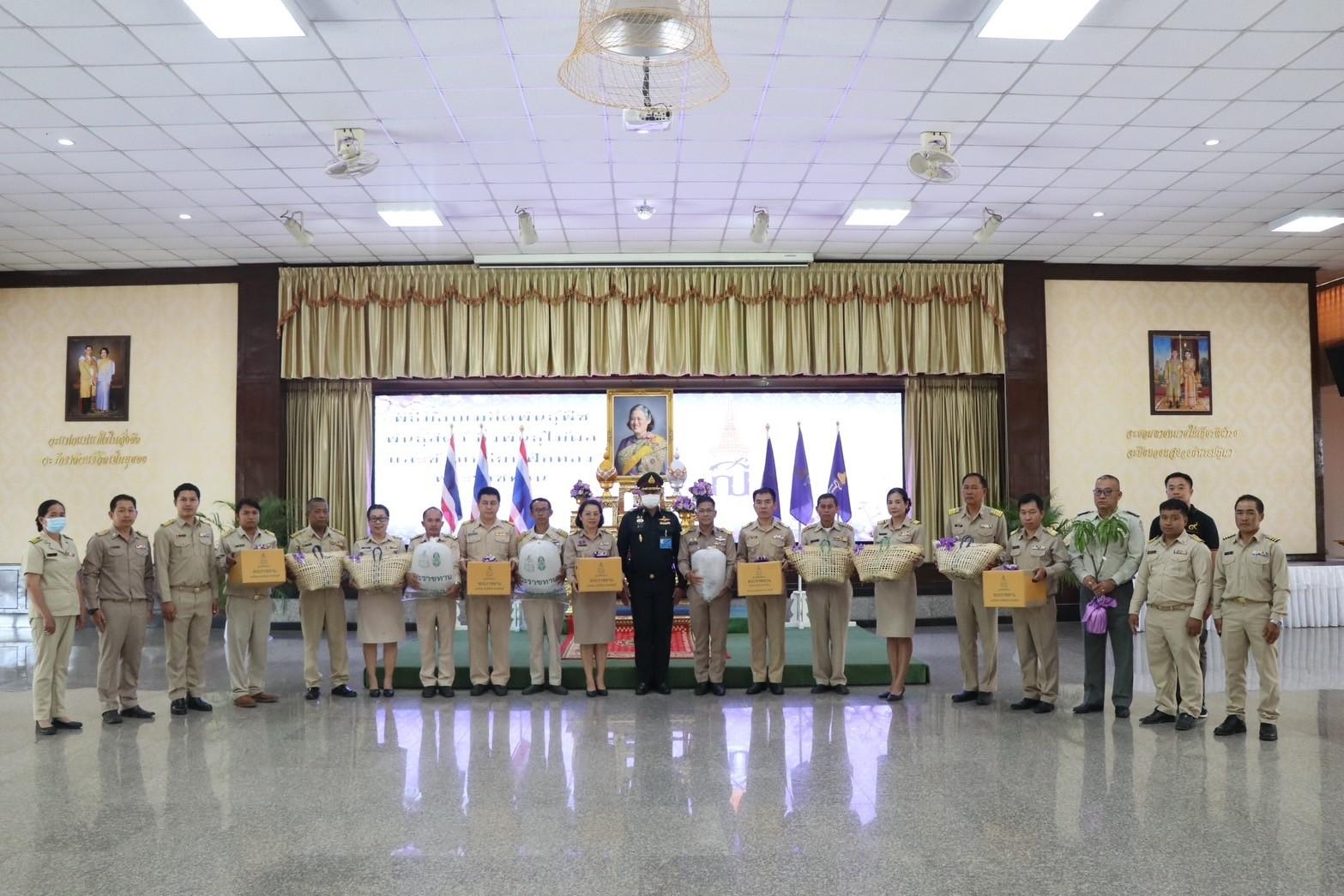 #สร้างสรรค์ชุมชน คนพช.น่าน# พช.น่าน ร่วมพิธีรับพระราชทานเมล็ดพันธุ์พืช พันธุ์สัตว์ กิ่งพันธุ์ไม้ผล และข้าวเกรียบฟักทอง