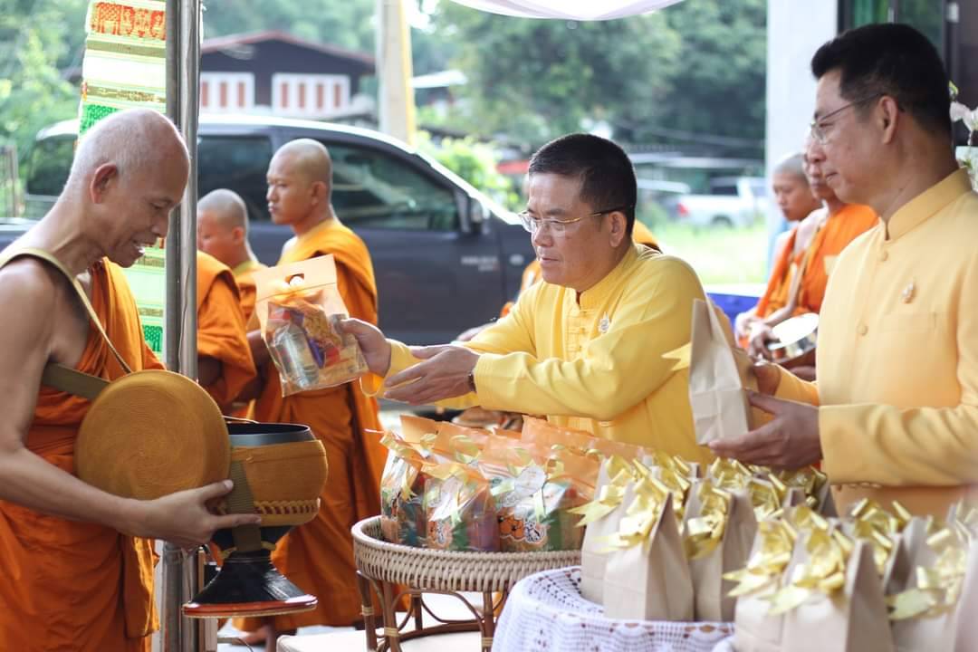 #สร้างสรรค์ชุมชน คนพช.น่าน# พช.น่าน ร่วมพิธีทำบุญตักบาตร พระสงฆ์ 82 รูป ในโครงการบรรพชาอุปสมบทเฉลิมพระเกียรติพระบาทสมเด็จพระเจ้าอยู่หัว เนื่องในโอกาสพระราชพิธีมหามงคลเฉลิมพระชนมพรรษา 6 รอบ 28 กรกฎาคม 2567