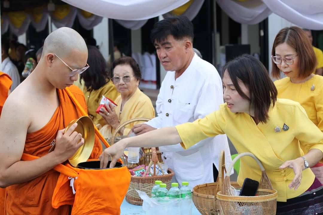 #สร้างสรรค์ชุมชน คนพช.น่าน# พช.น่าน ร่วมพิธีทำบุญตักบาตร พระสงฆ์ 82 รูป ในโครงการบรรพชาอุปสมบทเฉลิมพระเกียรติพระบาทสมเด็จพระเจ้าอยู่หัว เนื่องในโอกาสพระราชพิธีมหามงคลเฉลิมพระชนมพรรษา 6 รอบ 28 กรกฎาคม 2567