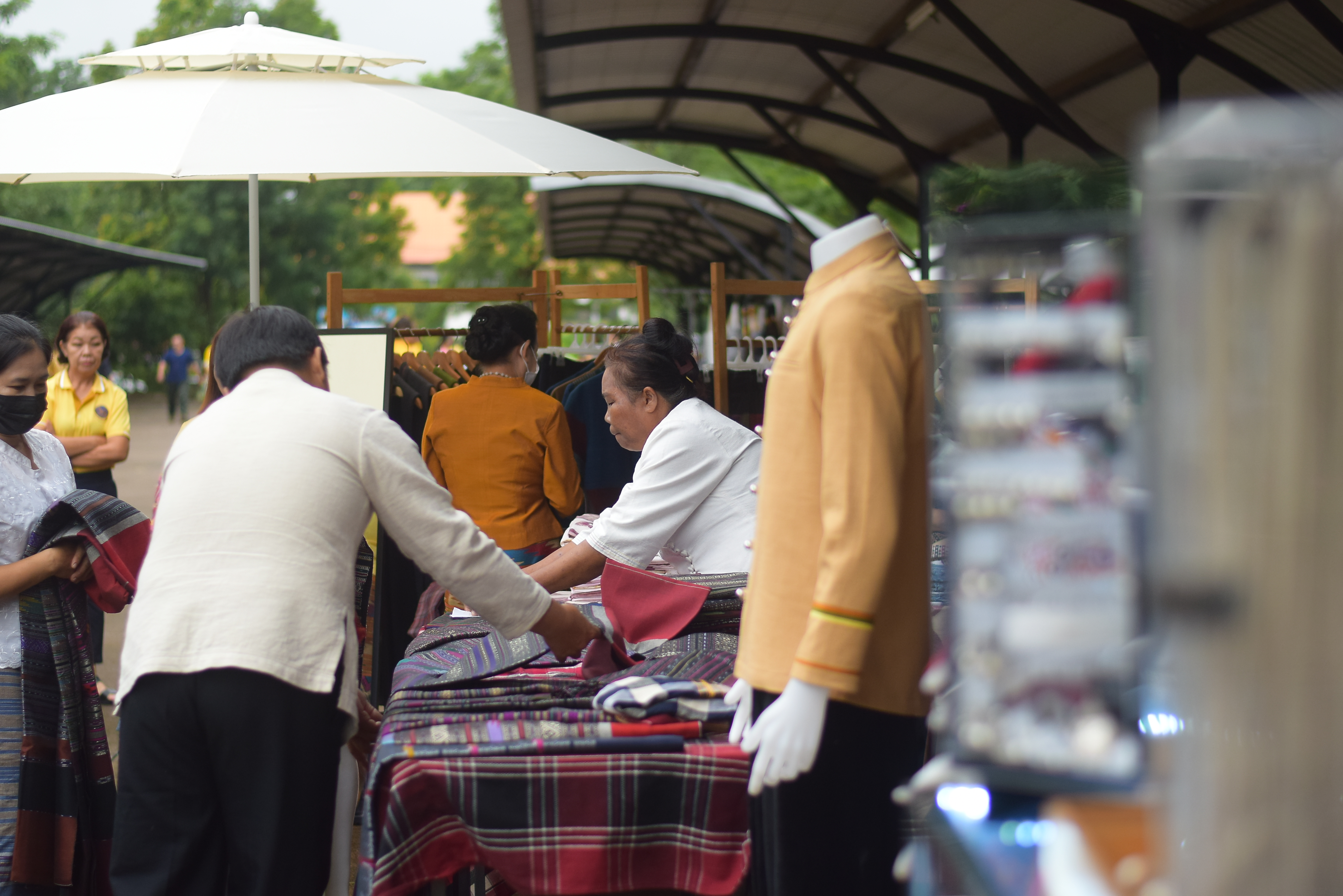 (#)สร้างสรรค์ชุมชน คนพช.น่าน(#) ผู้ว่าฯ น่าน เปิดงาน “กาดม่วนเมือง ศาลากลาง” เสริมเศรษฐกิจฐานราก ช่วยเหลือเกษตรกรและผู้ประกอบการในชุมชน