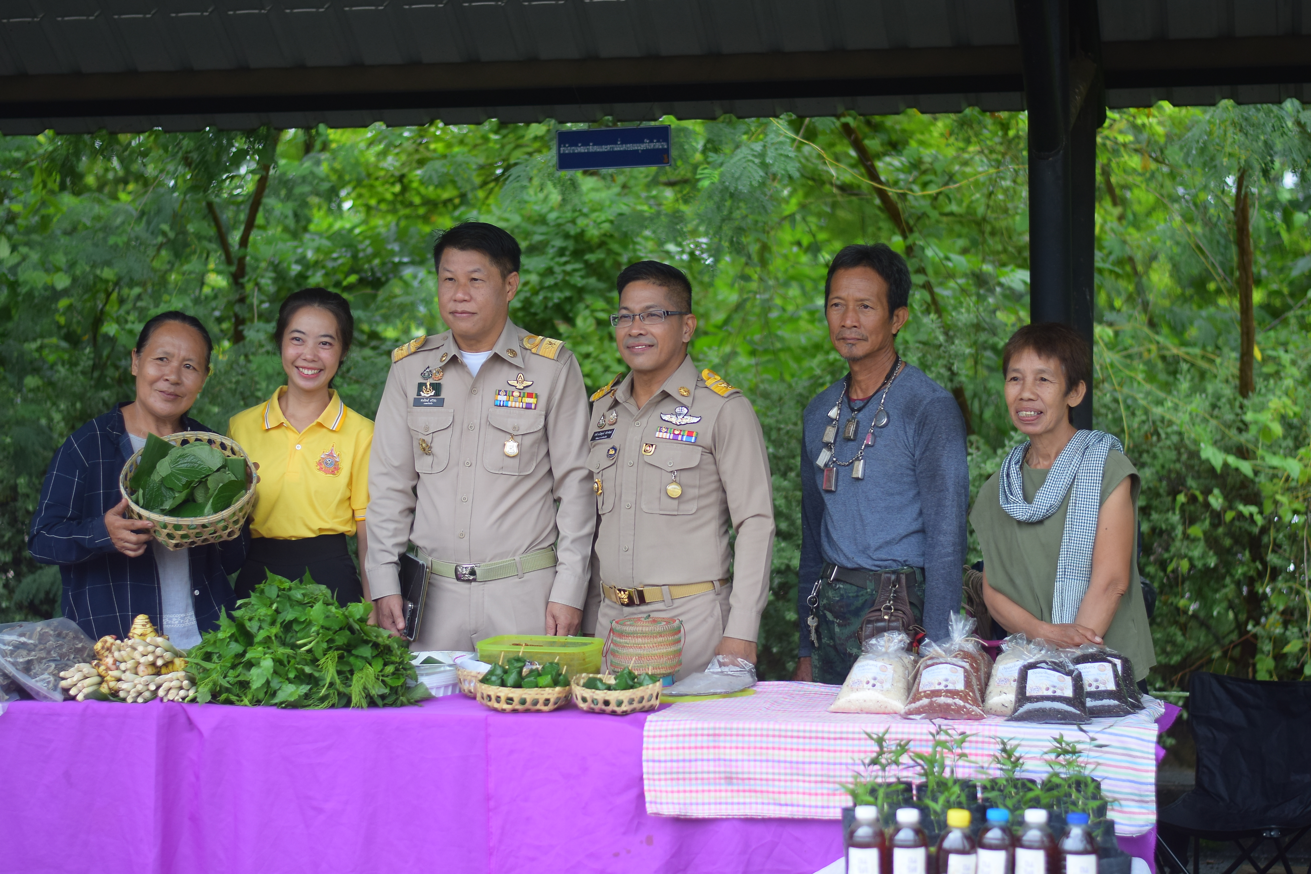 (#)สร้างสรรค์ชุมชน คนพช.น่าน(#) ผู้ว่าฯ น่าน เปิดงาน “กาดม่วนเมือง ศาลากลาง” เสริมเศรษฐกิจฐานราก ช่วยเหลือเกษตรกรและผู้ประกอบการในชุมชน