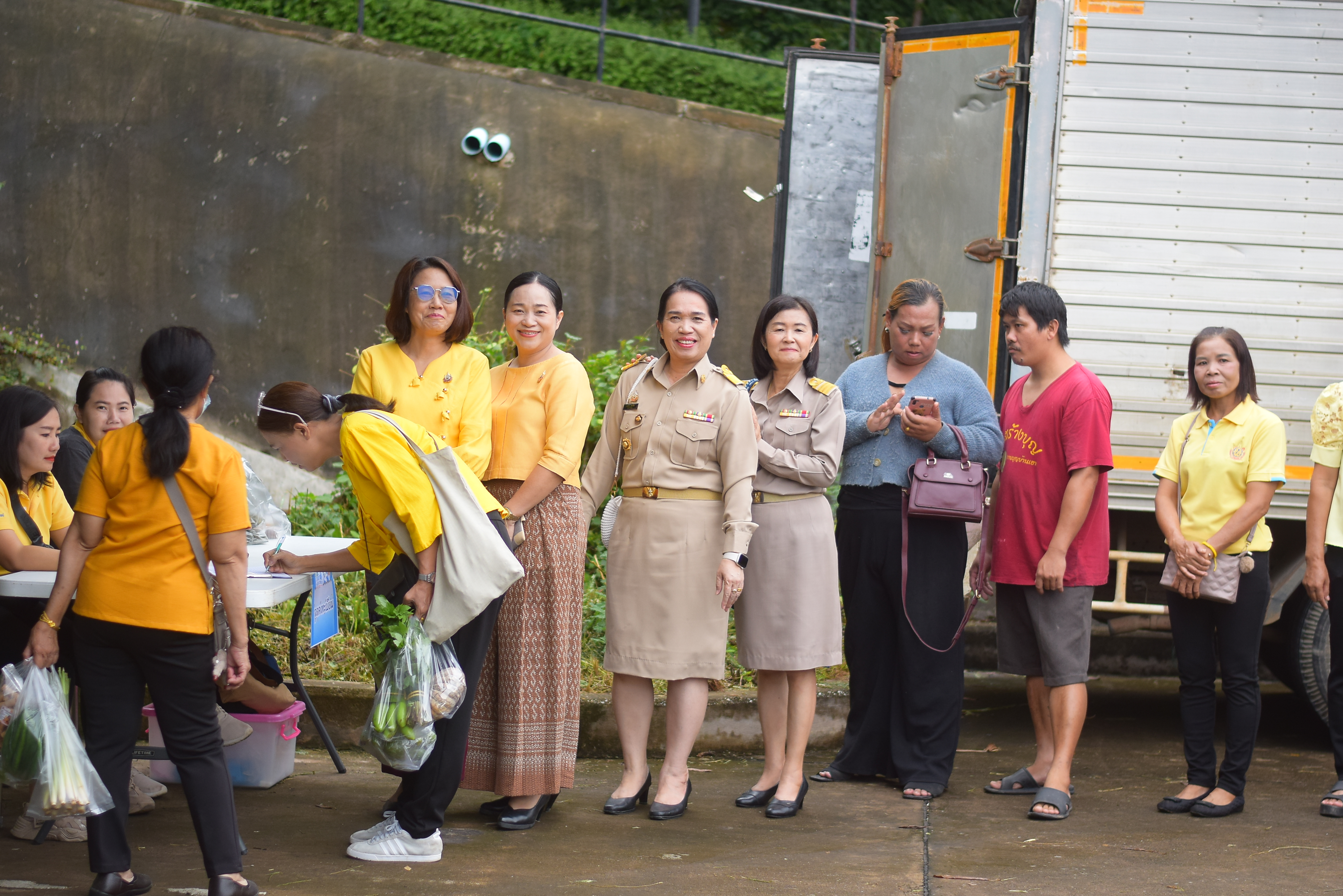 (#)สร้างสรรค์ชุมชน คนพช.น่าน(#) ผู้ว่าฯ น่าน เปิดงาน “กาดม่วนเมือง ศาลากลาง” เสริมเศรษฐกิจฐานราก ช่วยเหลือเกษตรกรและผู้ประกอบการในชุมชน