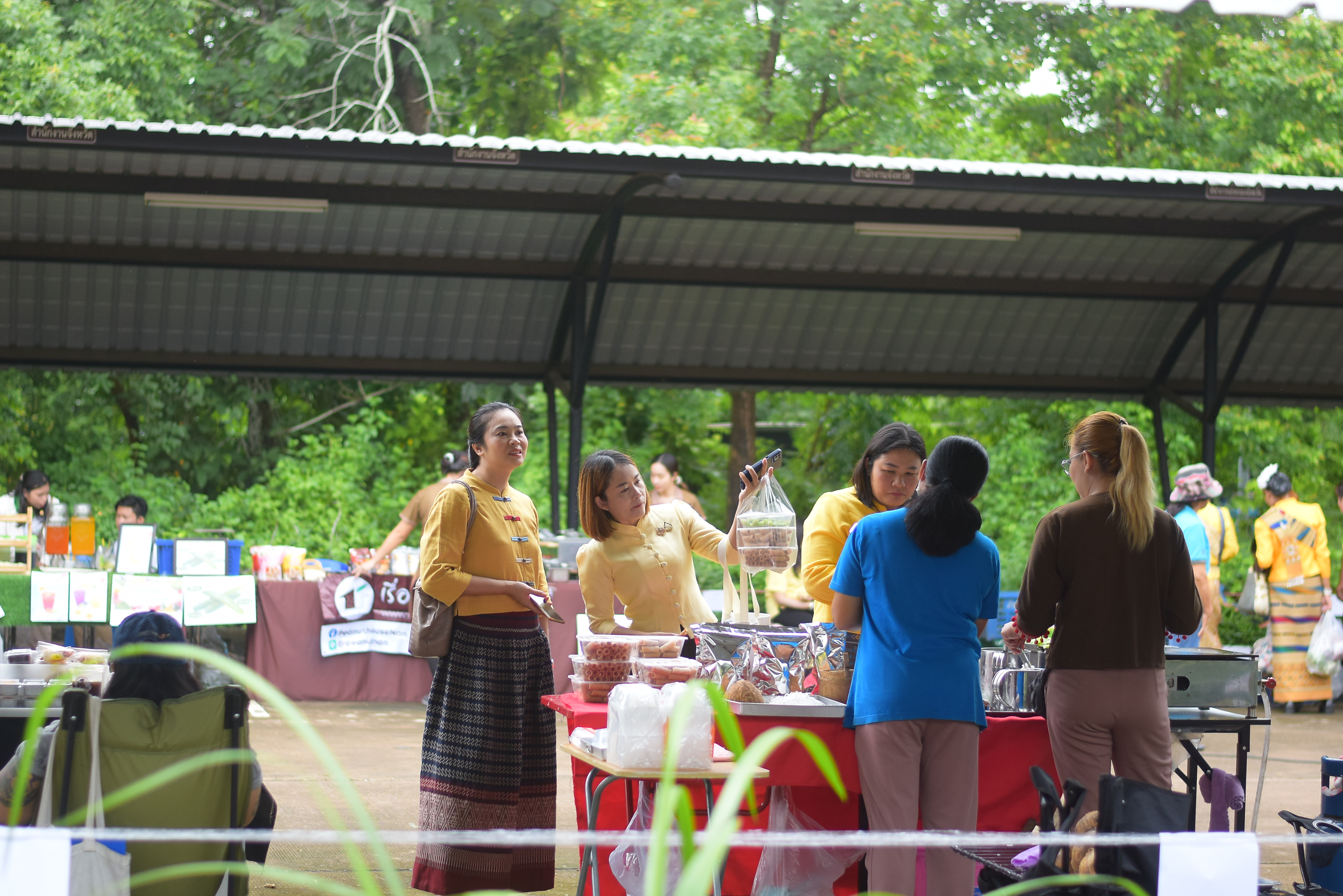 (#)สร้างสรรค์ชุมชน คนพช.น่าน(#) ผู้ว่าฯ น่าน เปิดงาน “กาดม่วนเมือง ศาลากลาง” เสริมเศรษฐกิจฐานราก ช่วยเหลือเกษตรกรและผู้ประกอบการในชุมชน