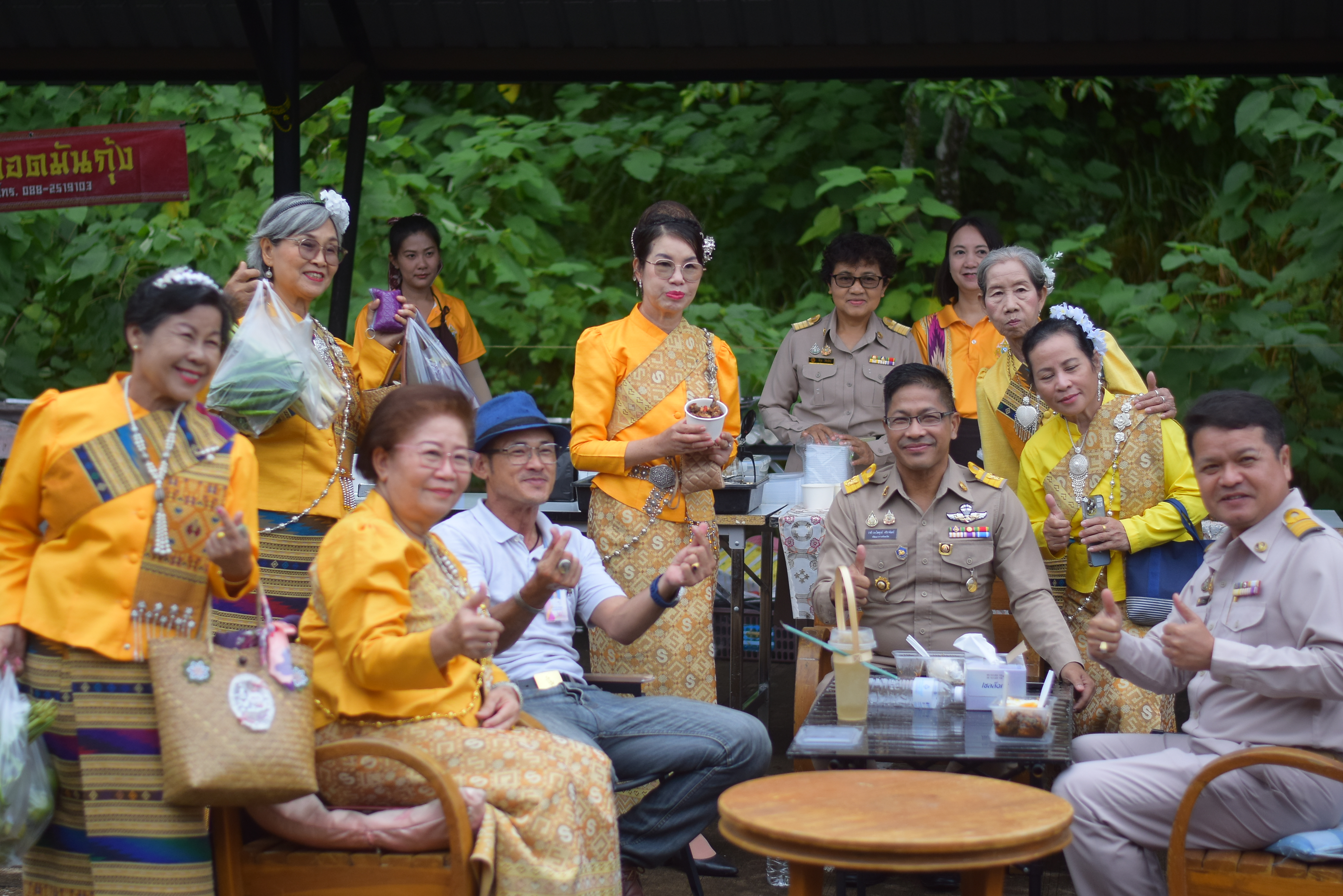 (#)สร้างสรรค์ชุมชน คนพช.น่าน(#) ผู้ว่าฯ น่าน เปิดงาน “กาดม่วนเมือง ศาลากลาง” เสริมเศรษฐกิจฐานราก ช่วยเหลือเกษตรกรและผู้ประกอบการในชุมชน