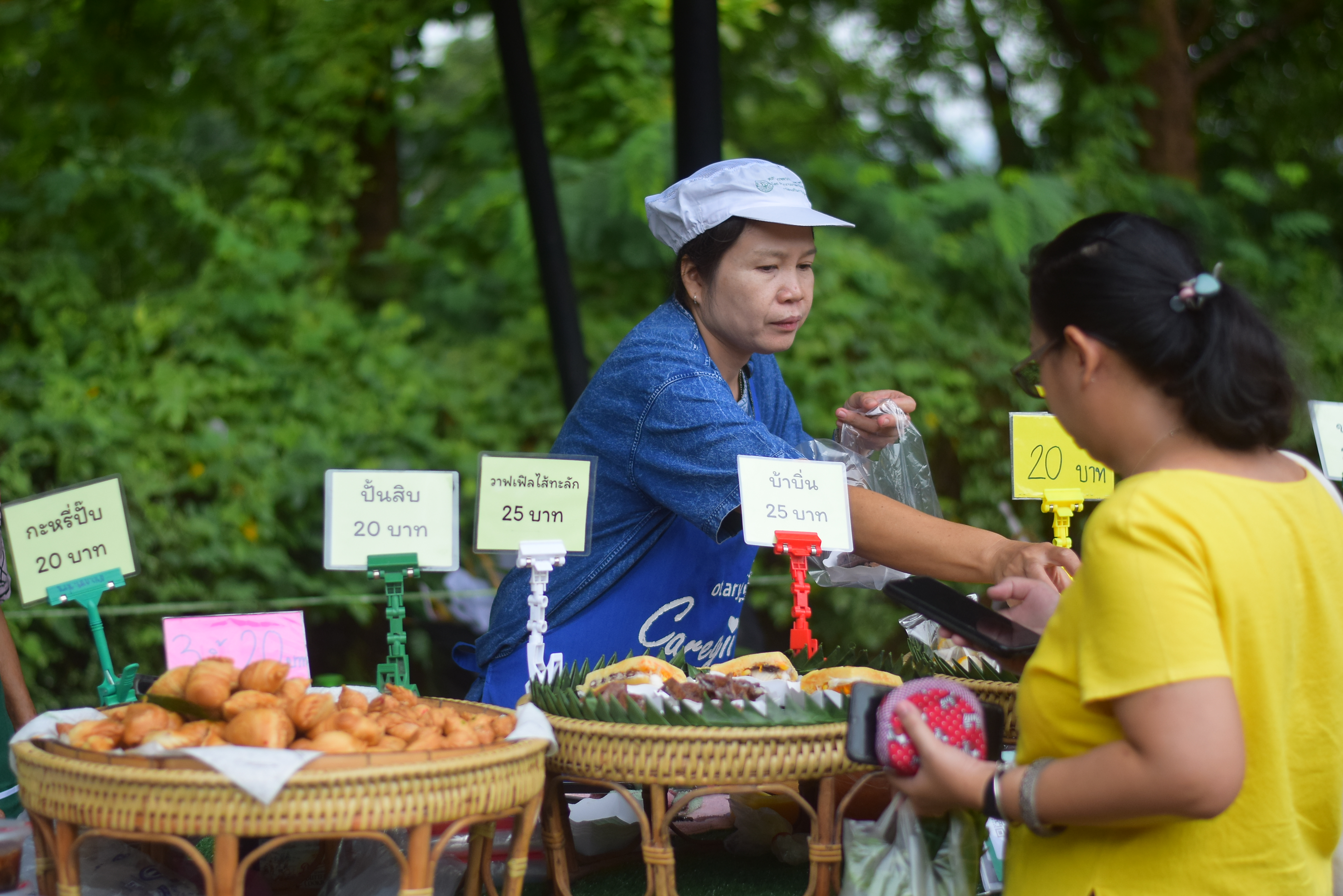 (#)สร้างสรรค์ชุมชน คนพช.น่าน(#) ผู้ว่าฯ น่าน เปิดงาน “กาดม่วนเมือง ศาลากลาง” เสริมเศรษฐกิจฐานราก ช่วยเหลือเกษตรกรและผู้ประกอบการในชุมชน