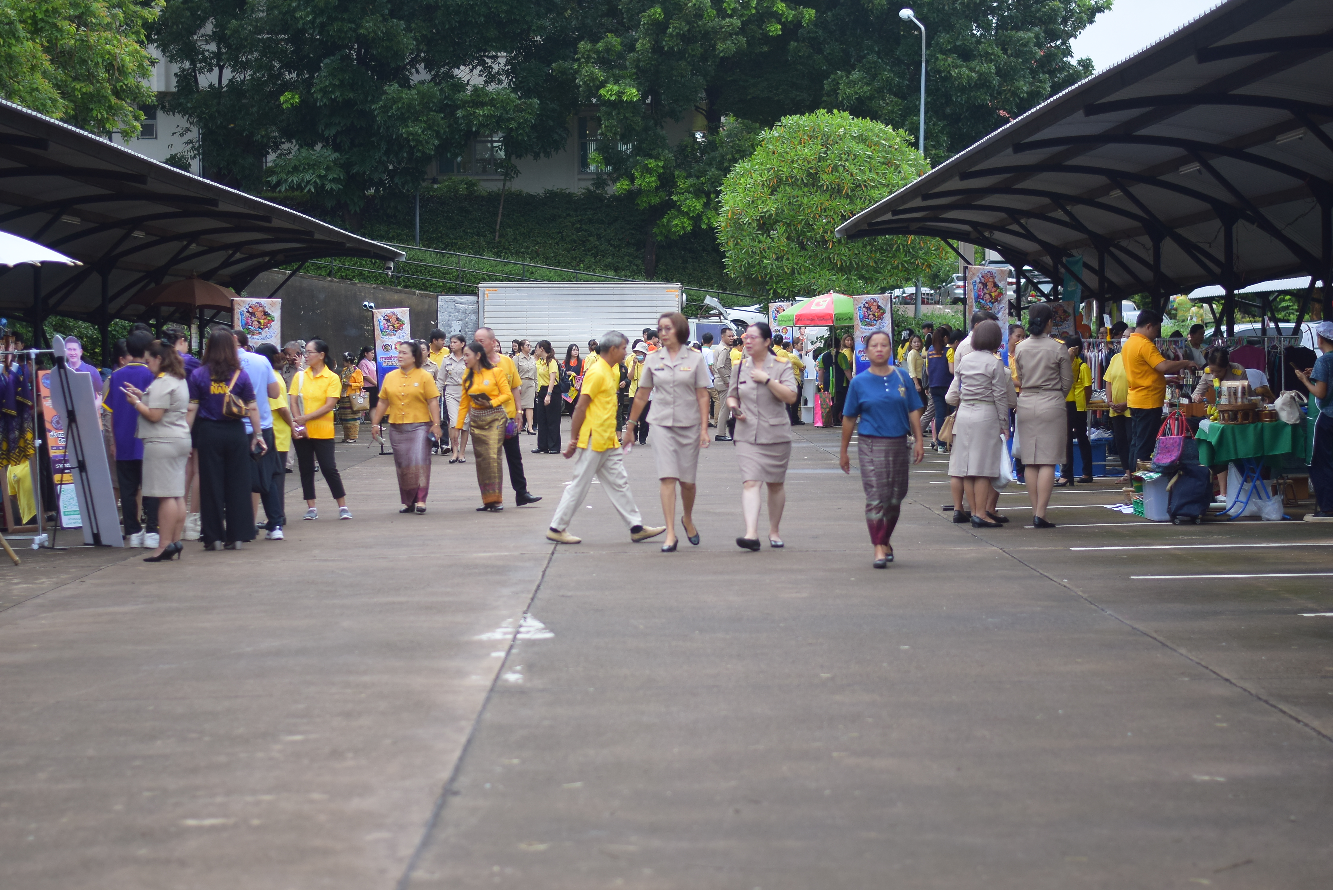 (#)สร้างสรรค์ชุมชน คนพช.น่าน(#) ผู้ว่าฯ น่าน เปิดงาน “กาดม่วนเมือง ศาลากลาง” เสริมเศรษฐกิจฐานราก ช่วยเหลือเกษตรกรและผู้ประกอบการในชุมชน