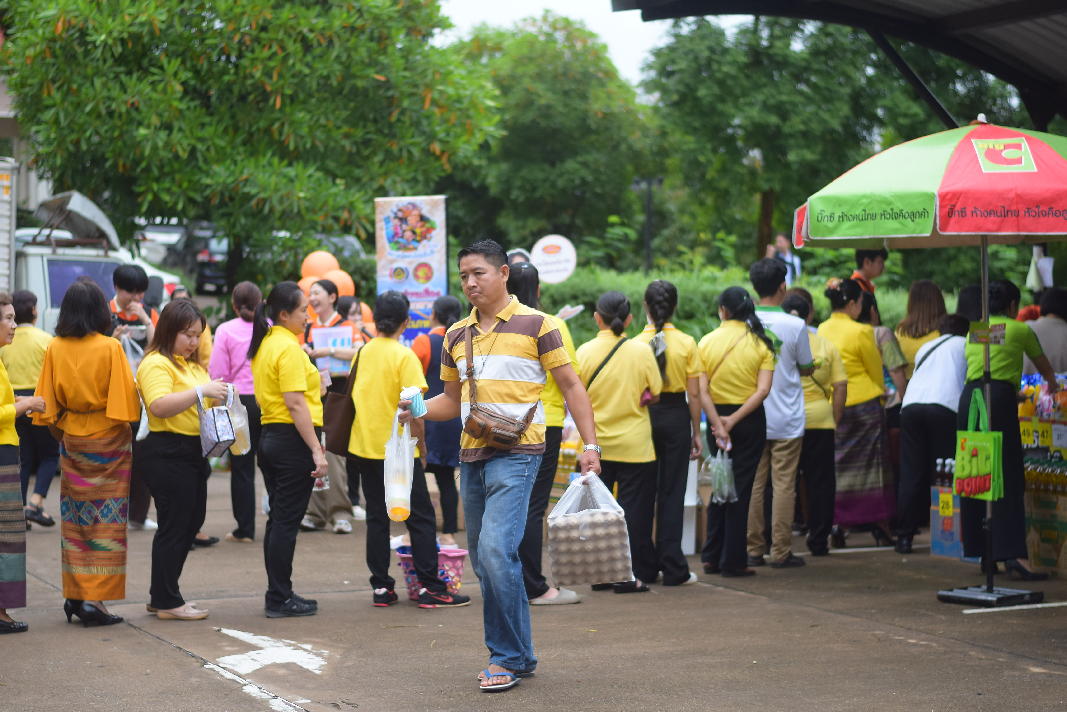 (#)สร้างสรรค์ชุมชน คนพช.น่าน(#) ผู้ว่าฯ น่าน เปิดงาน “กาดม่วนเมือง ศาลากลาง” เสริมเศรษฐกิจฐานราก ช่วยเหลือเกษตรกรและผู้ประกอบการในชุมชน