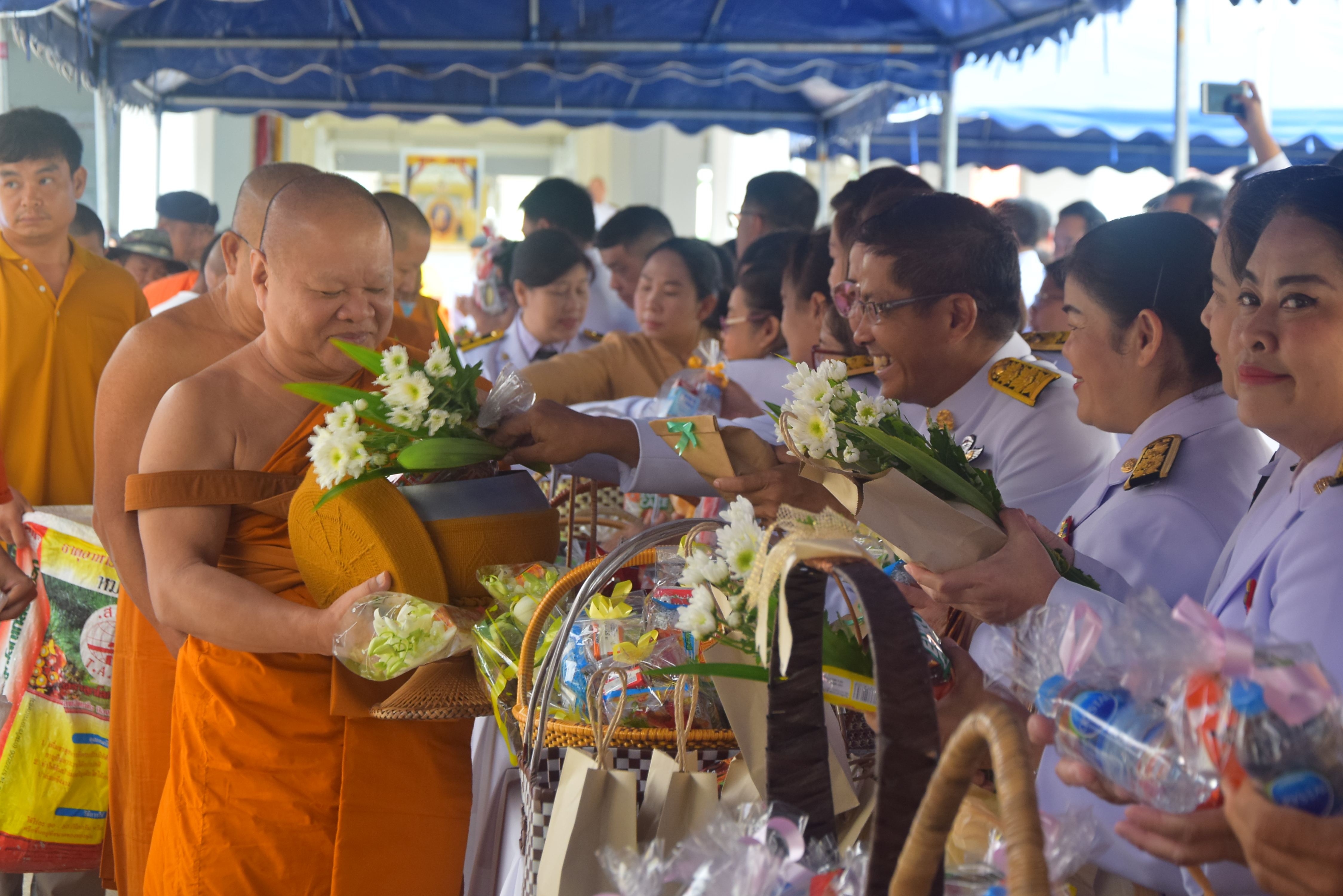 (#)สร้างสรรค์ชุมชน คนพช.น่าน(#) พช.น่าน ร่วมพิธีทางศาสนามหามงคลทำบุญตักบาตร และพิธีถวายสัตย์ปฏิญาณเพื่อเป็นข้าราชการที่ดีและพลังของแผ่นดิน เฉลิมพระเกียรติพระบาทสมเด็จพระเจ้าอยู่หัว เนื่องในโอกาสพระราชพิธีมหามงคลเฉลิมพระชนมพรรษา 6 รอบ 28 กรกฎาคม 2567