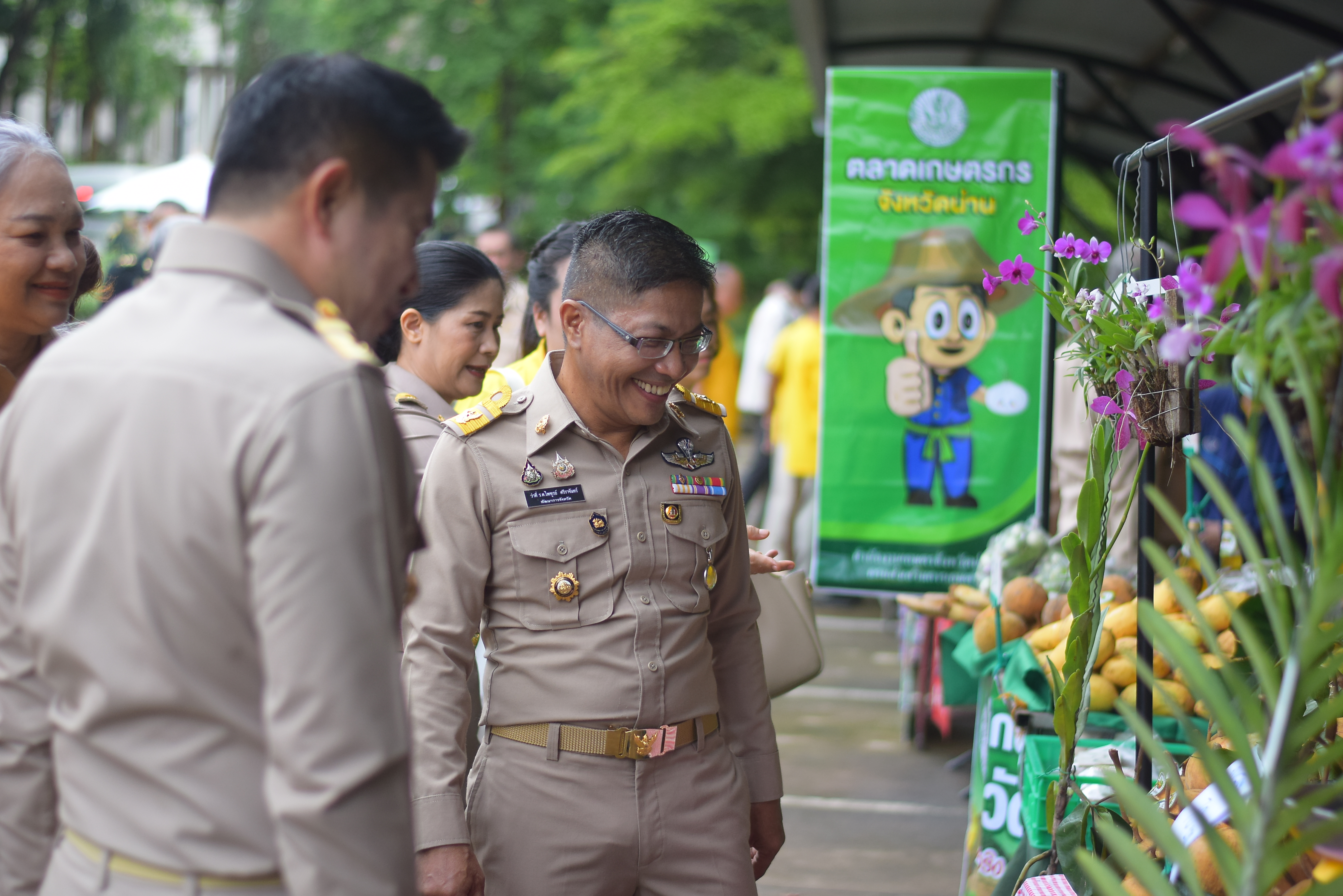 (#)สร้างสรรค์ชุมชน คนพช.น่าน(#) ผู้ว่าฯ น่าน เปิดงาน “กาดม่วนเมือง ศาลากลาง” เสริมเศรษฐกิจฐานราก ช่วยเหลือเกษตรกรและผู้ประกอบการในชุมชน