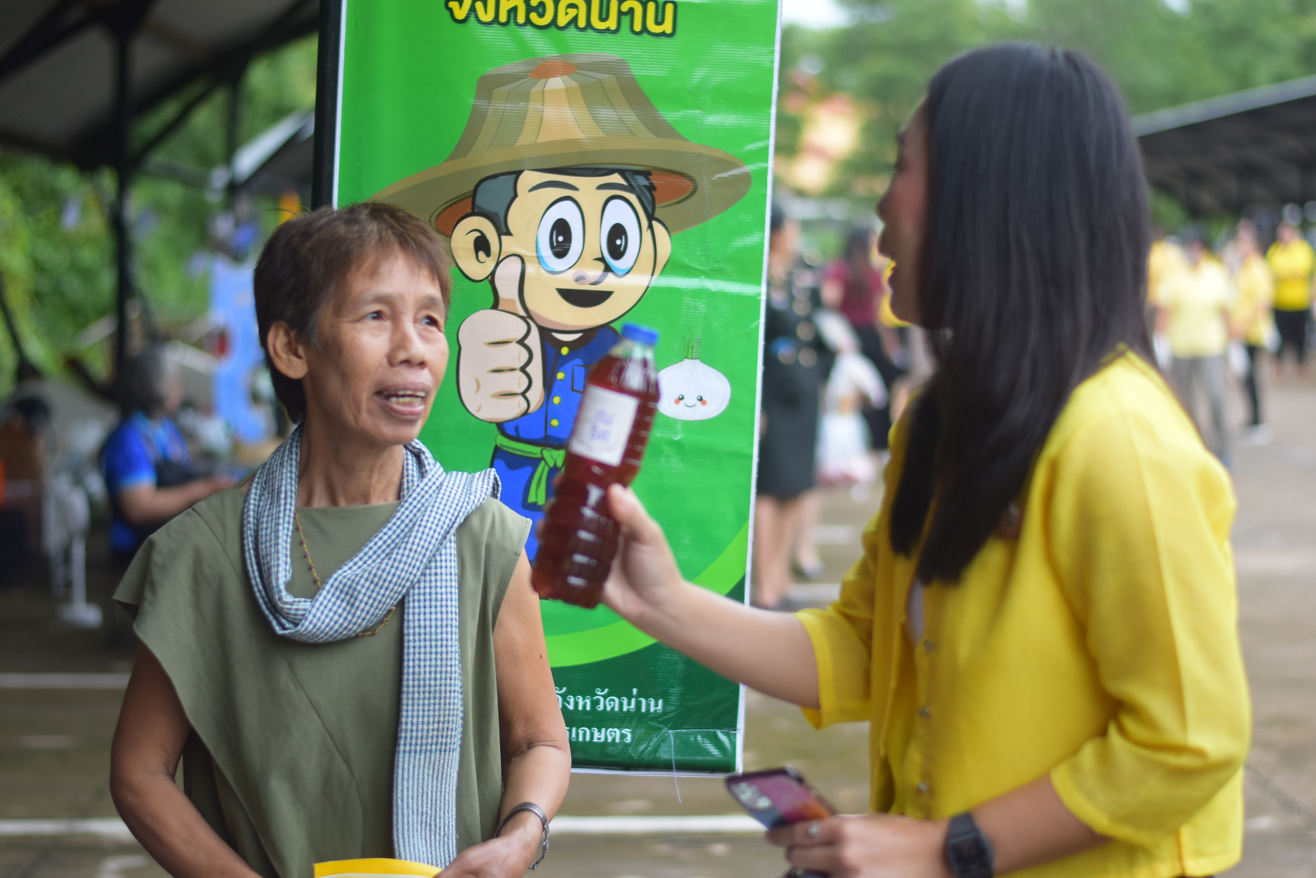 (#)สร้างสรรค์ชุมชน คนพช.น่าน(#) ผู้ว่าฯ น่าน เปิดงาน “กาดม่วนเมือง ศาลากลาง” เสริมเศรษฐกิจฐานราก ช่วยเหลือเกษตรกรและผู้ประกอบการในชุมชน