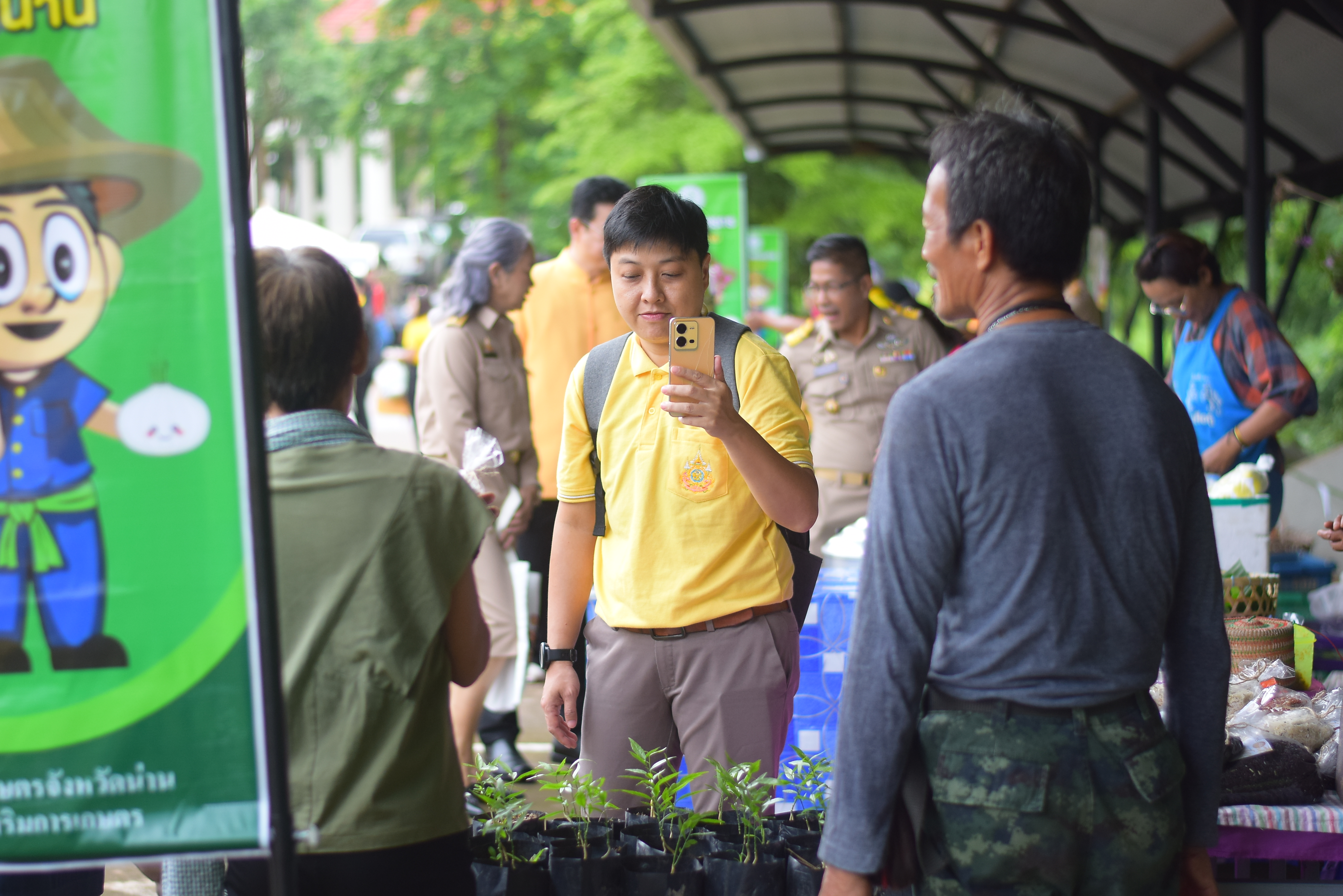 (#)สร้างสรรค์ชุมชน คนพช.น่าน(#) ผู้ว่าฯ น่าน เปิดงาน “กาดม่วนเมือง ศาลากลาง” เสริมเศรษฐกิจฐานราก ช่วยเหลือเกษตรกรและผู้ประกอบการในชุมชน