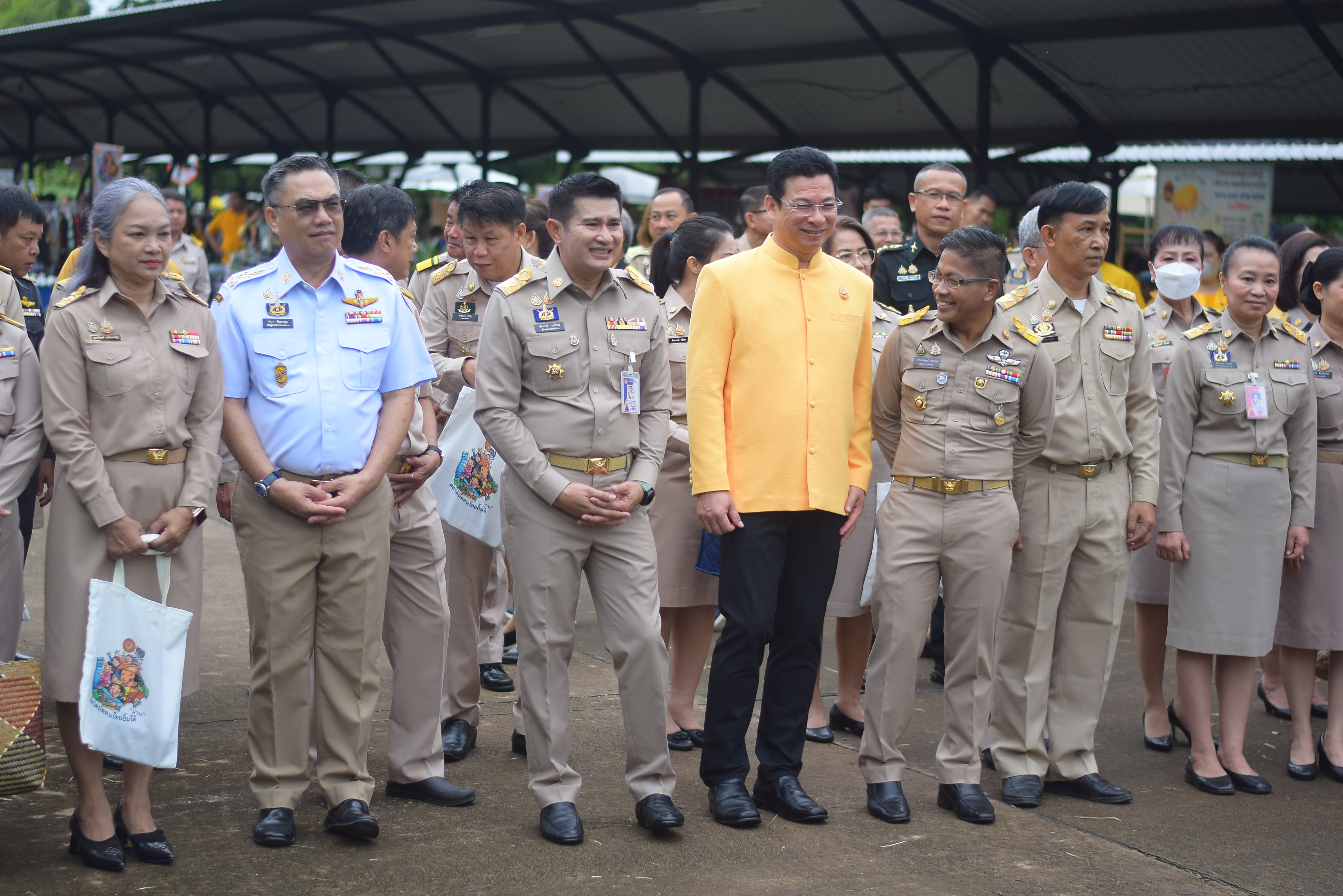 (#)สร้างสรรค์ชุมชน คนพช.น่าน(#) ผู้ว่าฯ น่าน เปิดงาน “กาดม่วนเมือง ศาลากลาง” เสริมเศรษฐกิจฐานราก ช่วยเหลือเกษตรกรและผู้ประกอบการในชุมชน