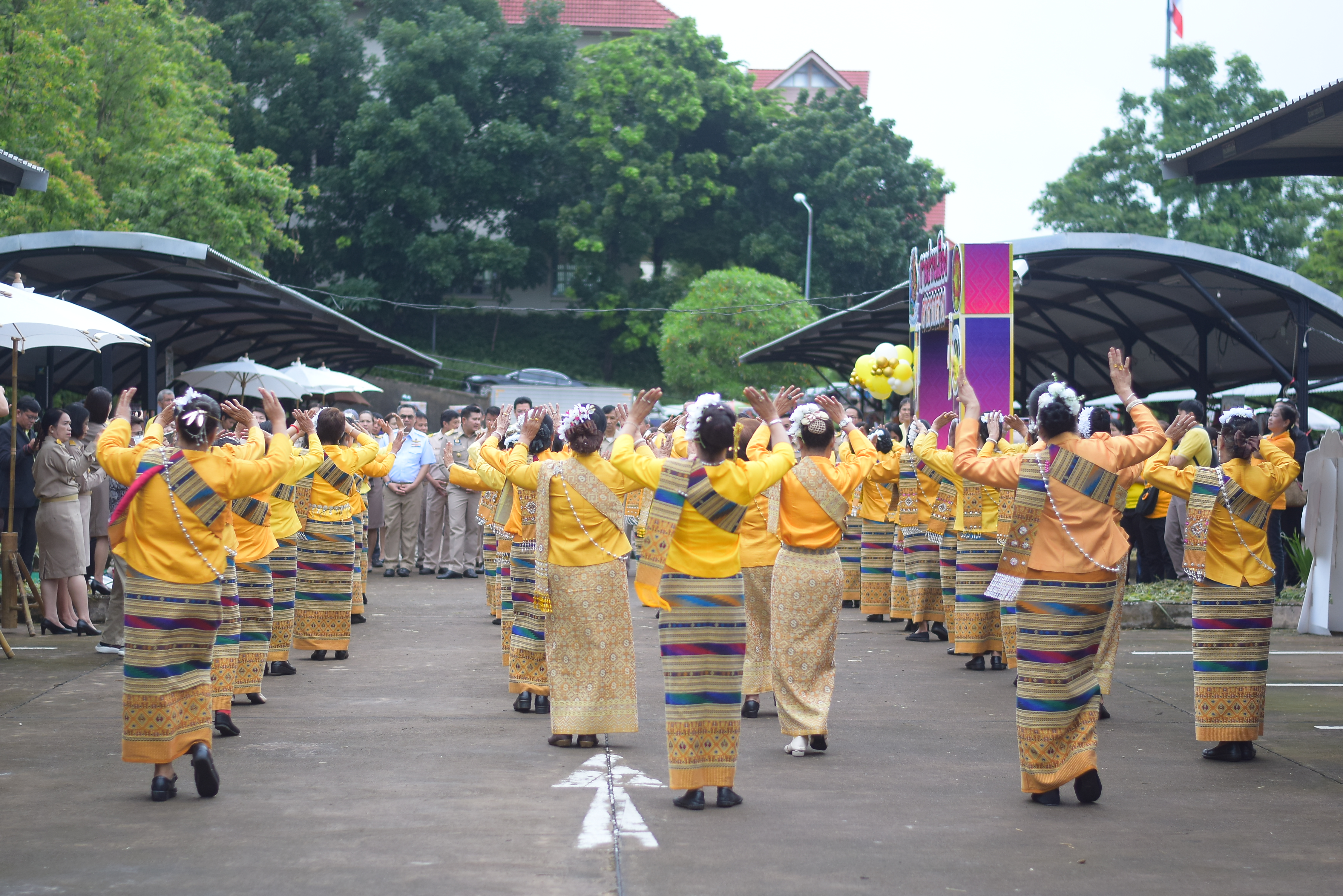 (#)สร้างสรรค์ชุมชน คนพช.น่าน(#) ผู้ว่าฯ น่าน เปิดงาน “กาดม่วนเมือง ศาลากลาง” เสริมเศรษฐกิจฐานราก ช่วยเหลือเกษตรกรและผู้ประกอบการในชุมชน