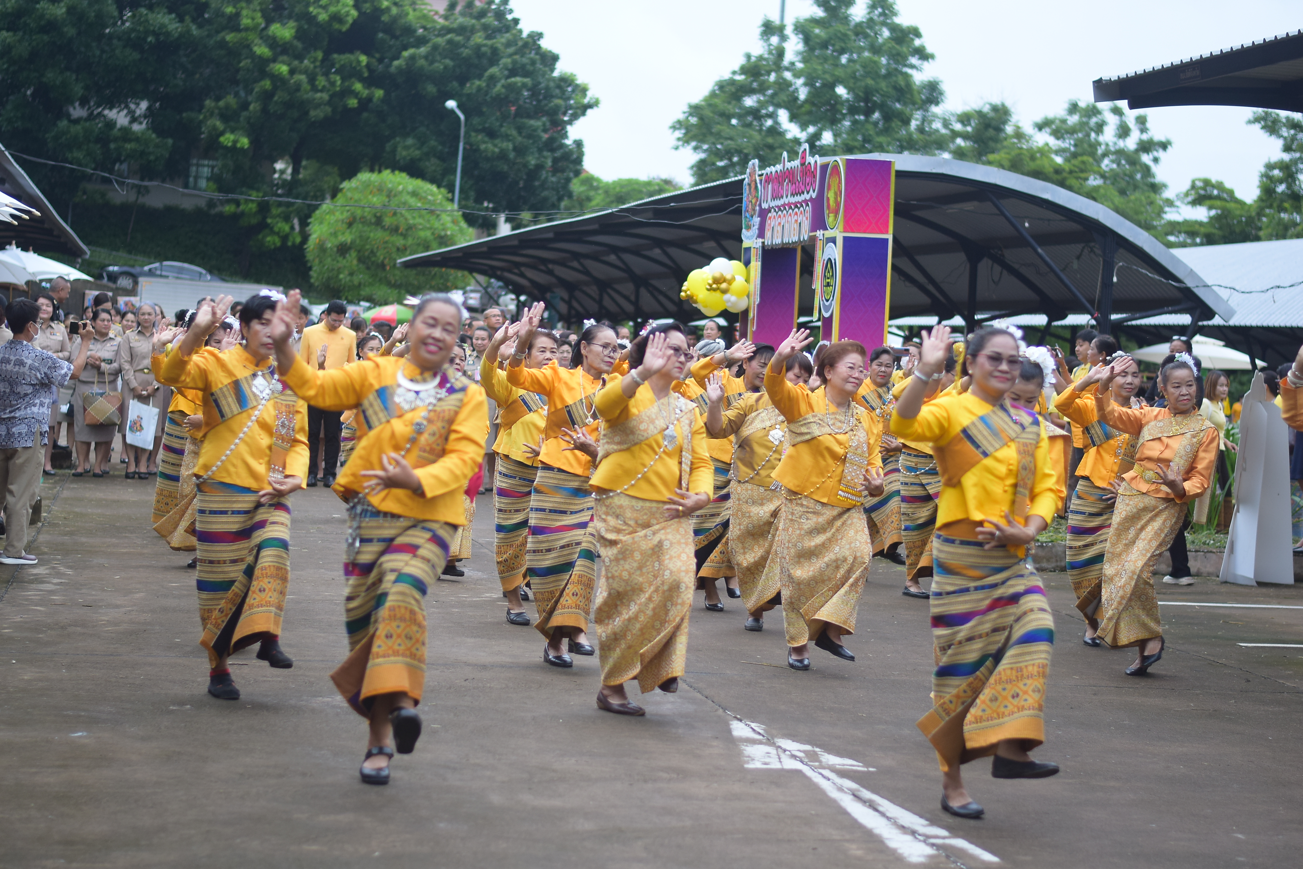 (#)สร้างสรรค์ชุมชน คนพช.น่าน(#) ผู้ว่าฯ น่าน เปิดงาน “กาดม่วนเมือง ศาลากลาง” เสริมเศรษฐกิจฐานราก ช่วยเหลือเกษตรกรและผู้ประกอบการในชุมชน