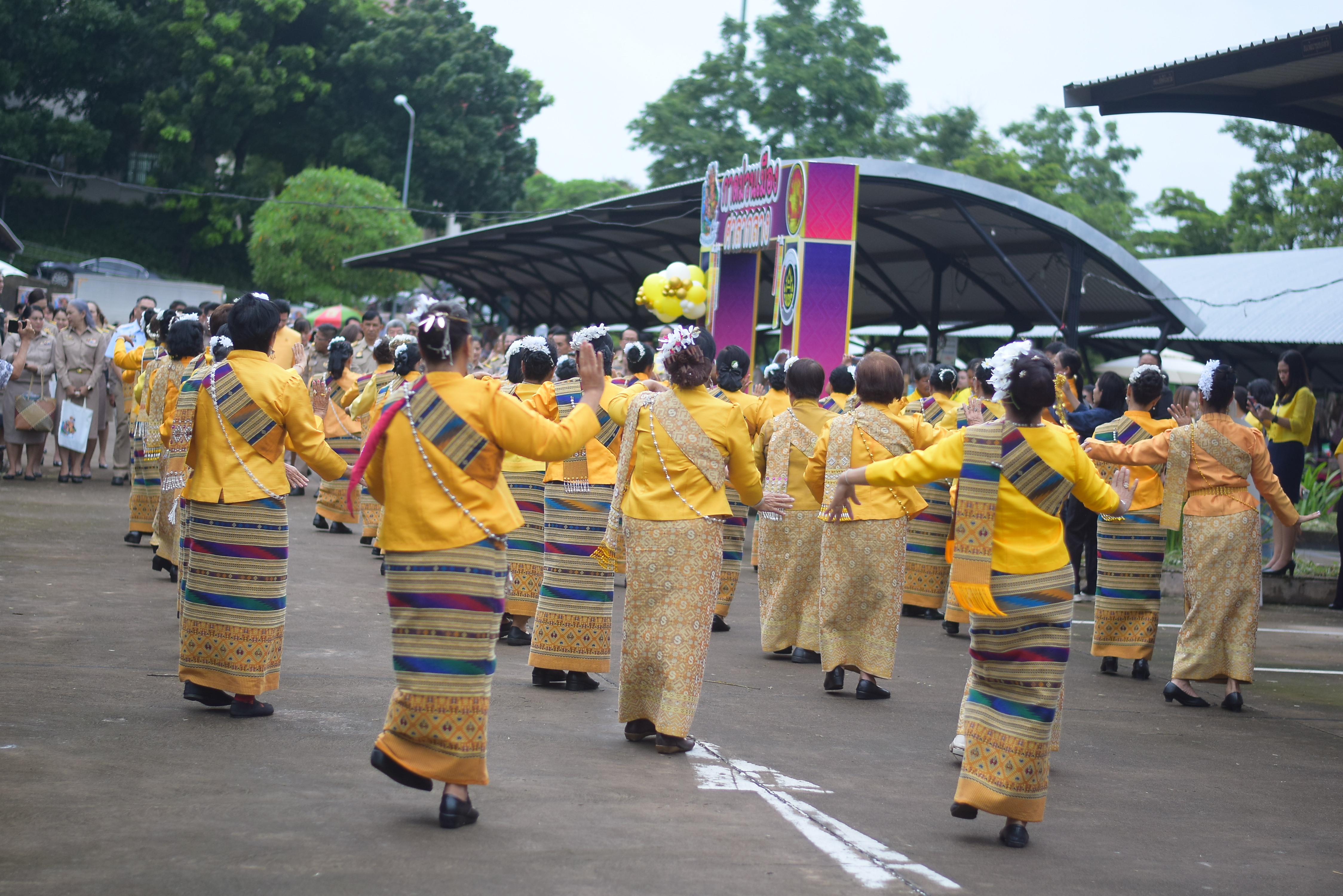 (#)สร้างสรรค์ชุมชน คนพช.น่าน(#) ผู้ว่าฯ น่าน เปิดงาน “กาดม่วนเมือง ศาลากลาง” เสริมเศรษฐกิจฐานราก ช่วยเหลือเกษตรกรและผู้ประกอบการในชุมชน