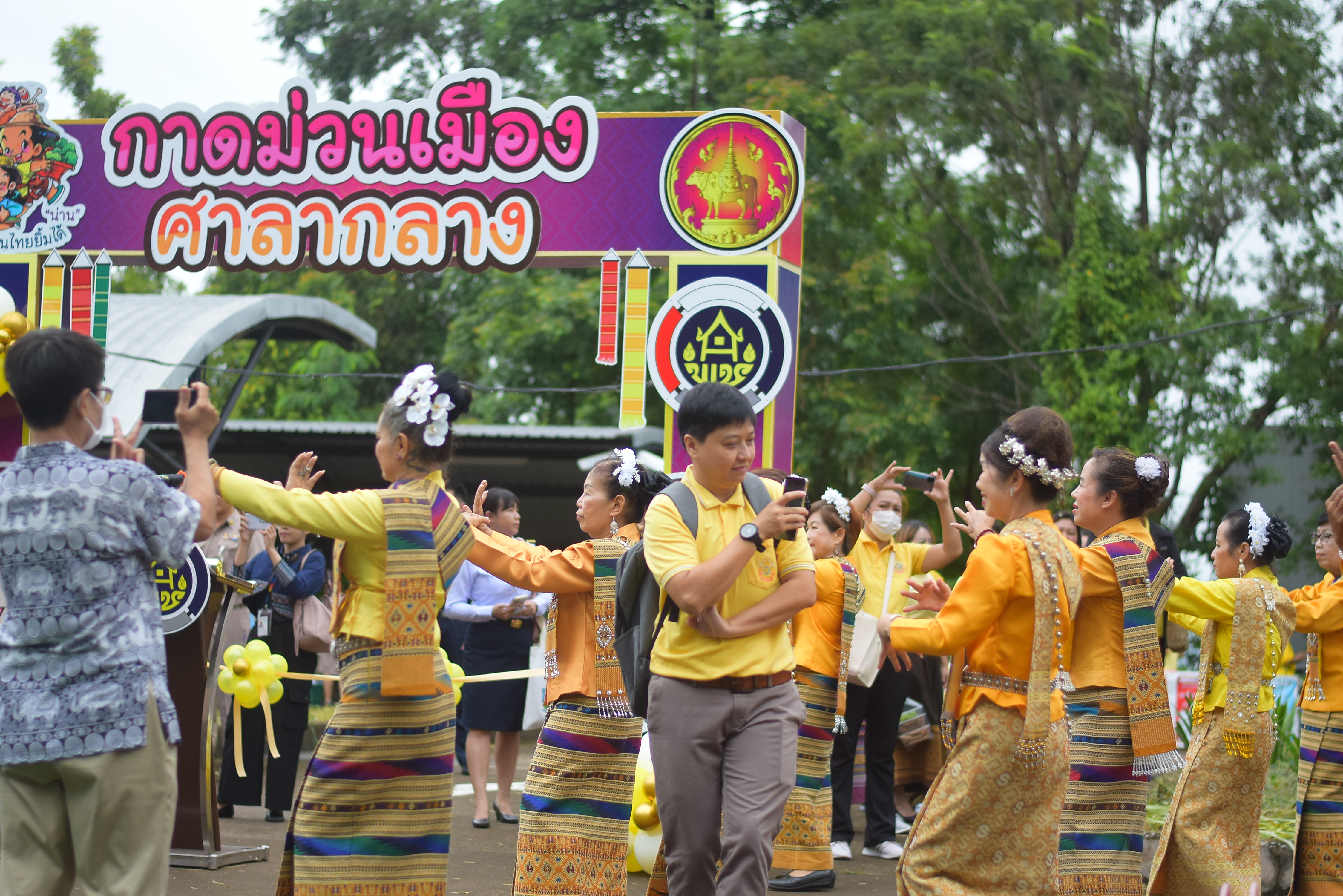 (#)สร้างสรรค์ชุมชน คนพช.น่าน(#) ผู้ว่าฯ น่าน เปิดงาน “กาดม่วนเมือง ศาลากลาง” เสริมเศรษฐกิจฐานราก ช่วยเหลือเกษตรกรและผู้ประกอบการในชุมชน