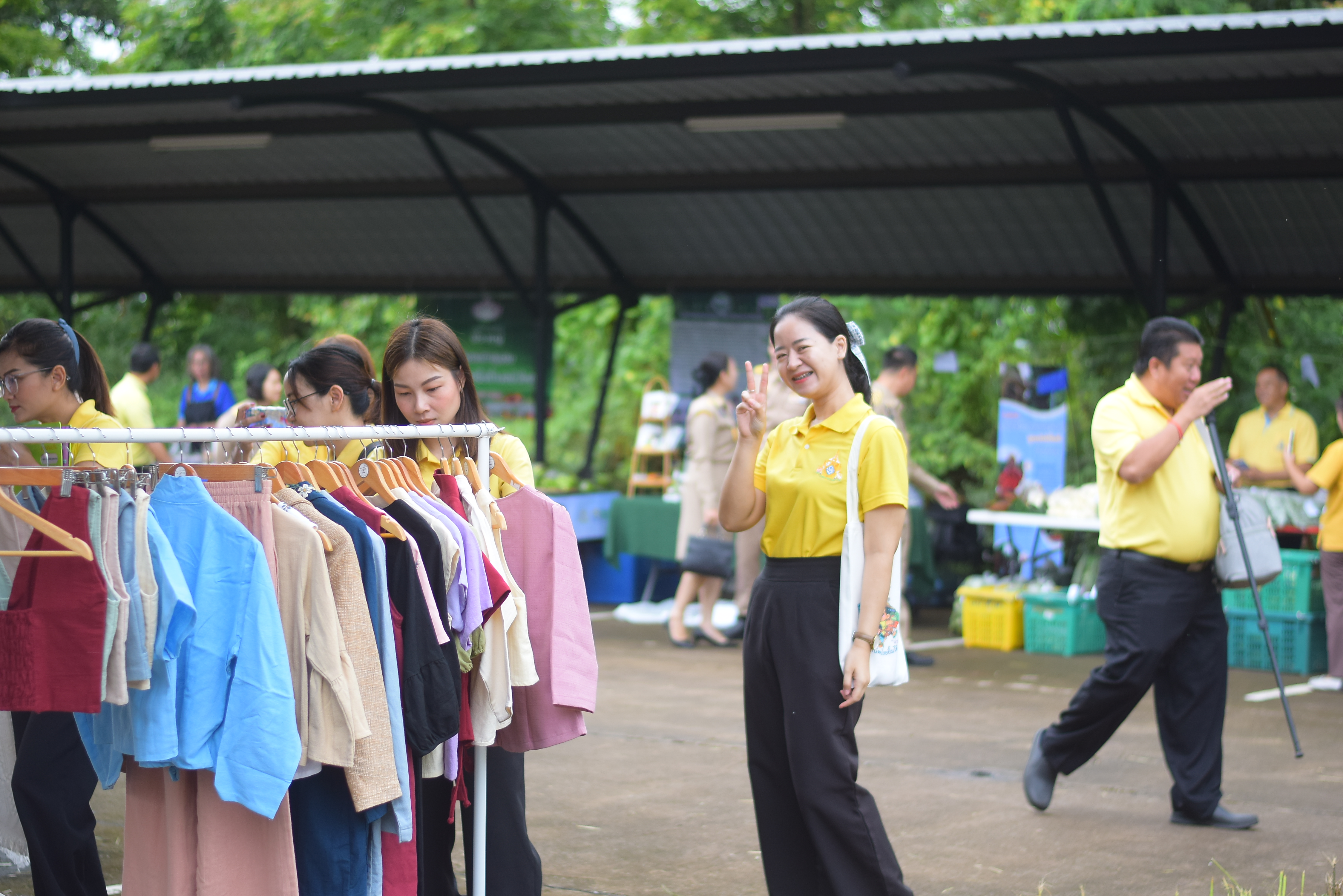 (#)สร้างสรรค์ชุมชน คนพช.น่าน(#) ผู้ว่าฯ น่าน เปิดงาน “กาดม่วนเมือง ศาลากลาง” เสริมเศรษฐกิจฐานราก ช่วยเหลือเกษตรกรและผู้ประกอบการในชุมชน