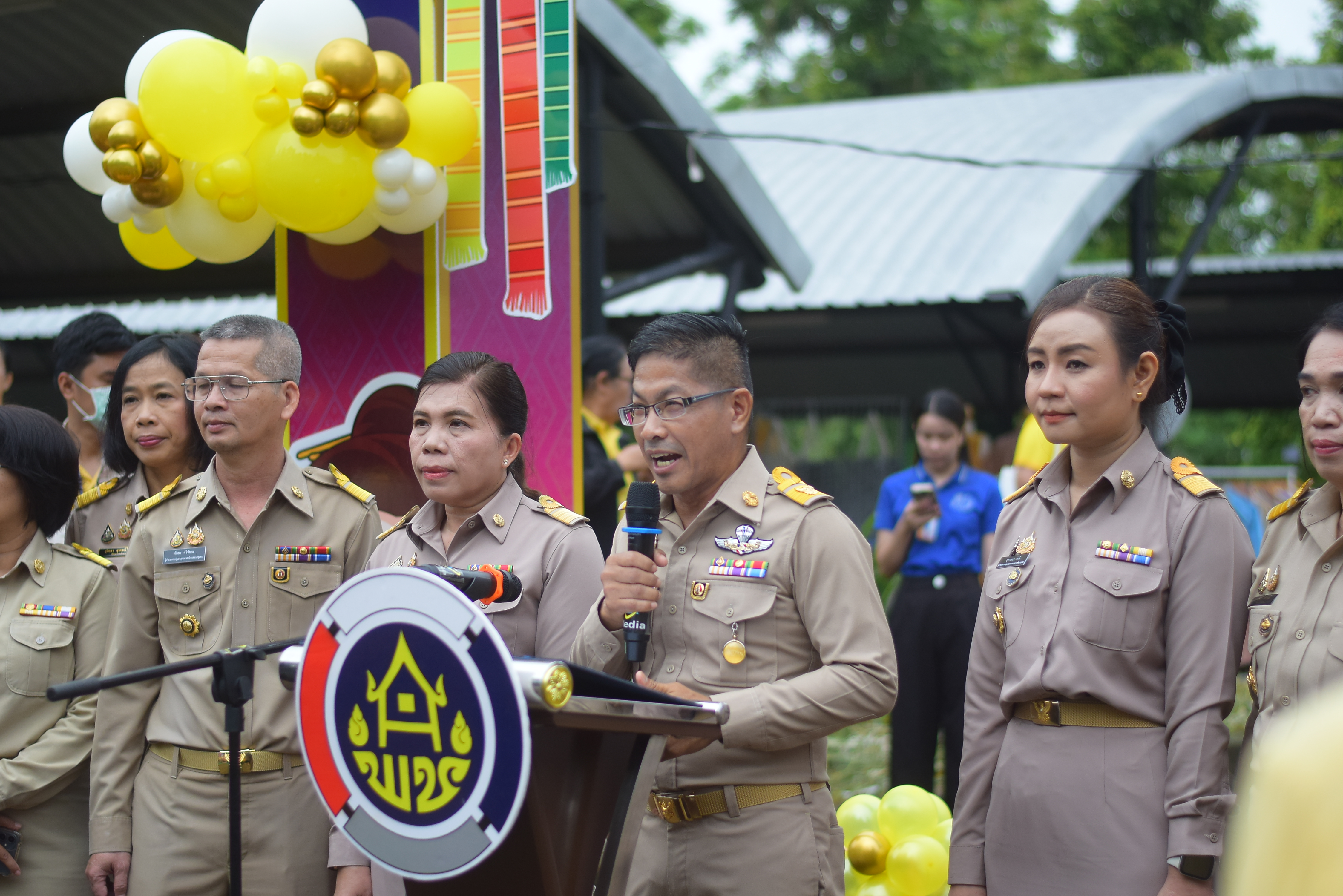 (#)สร้างสรรค์ชุมชน คนพช.น่าน(#) ผู้ว่าฯ น่าน เปิดงาน “กาดม่วนเมือง ศาลากลาง” เสริมเศรษฐกิจฐานราก ช่วยเหลือเกษตรกรและผู้ประกอบการในชุมชน