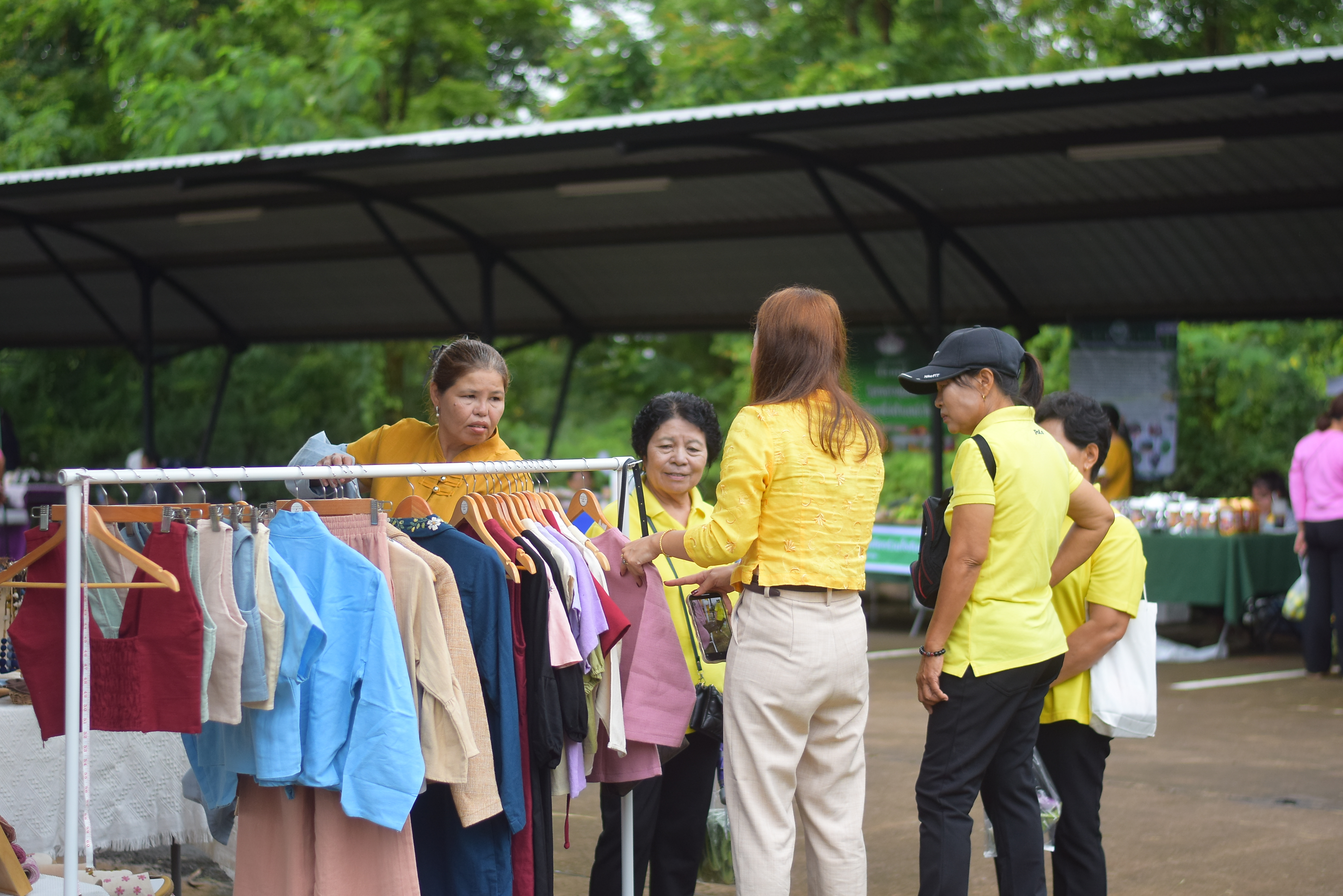 (#)สร้างสรรค์ชุมชน คนพช.น่าน(#) ผู้ว่าฯ น่าน เปิดงาน “กาดม่วนเมือง ศาลากลาง” เสริมเศรษฐกิจฐานราก ช่วยเหลือเกษตรกรและผู้ประกอบการในชุมชน