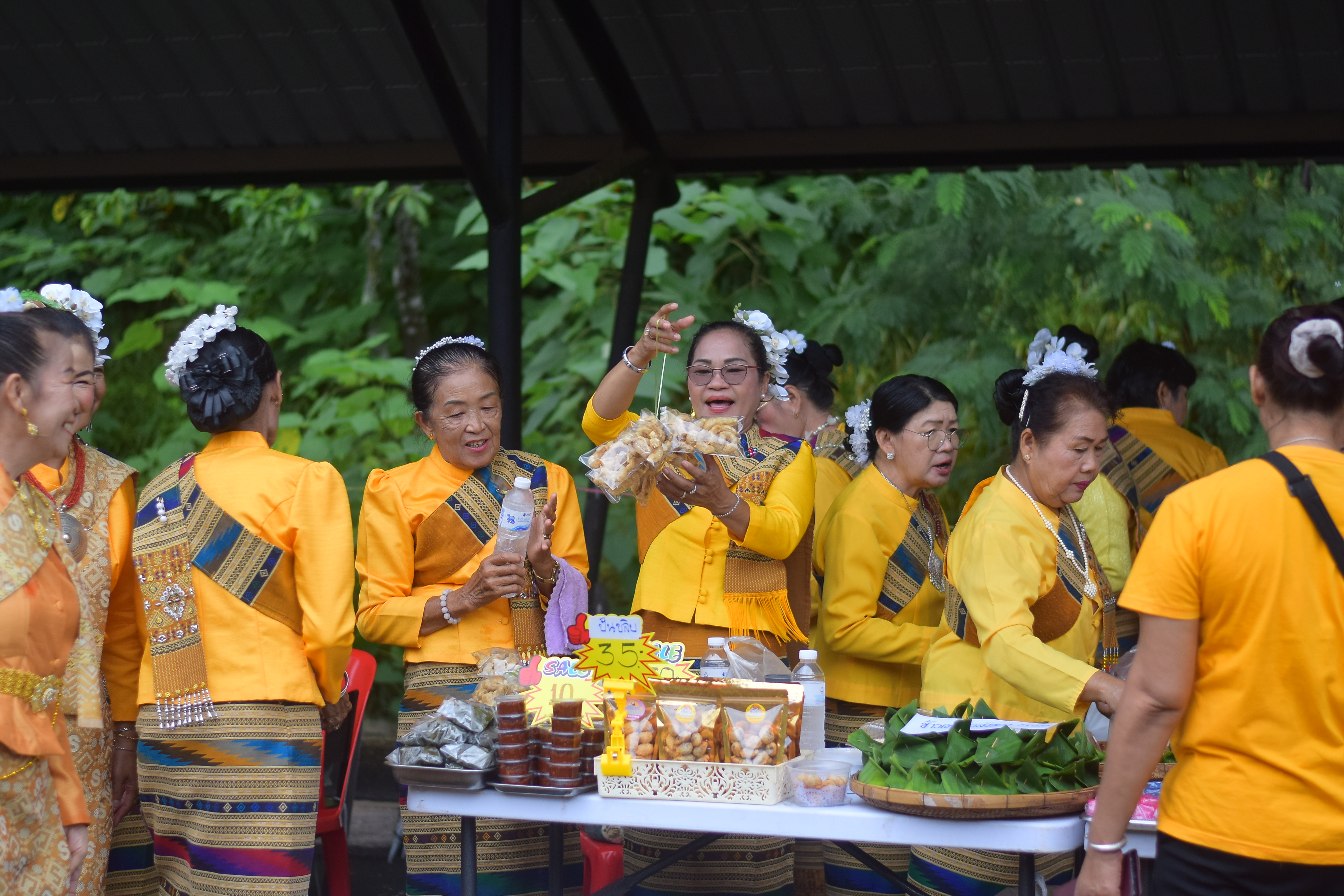 (#)สร้างสรรค์ชุมชน คนพช.น่าน(#) ผู้ว่าฯ น่าน เปิดงาน “กาดม่วนเมือง ศาลากลาง” เสริมเศรษฐกิจฐานราก ช่วยเหลือเกษตรกรและผู้ประกอบการในชุมชน