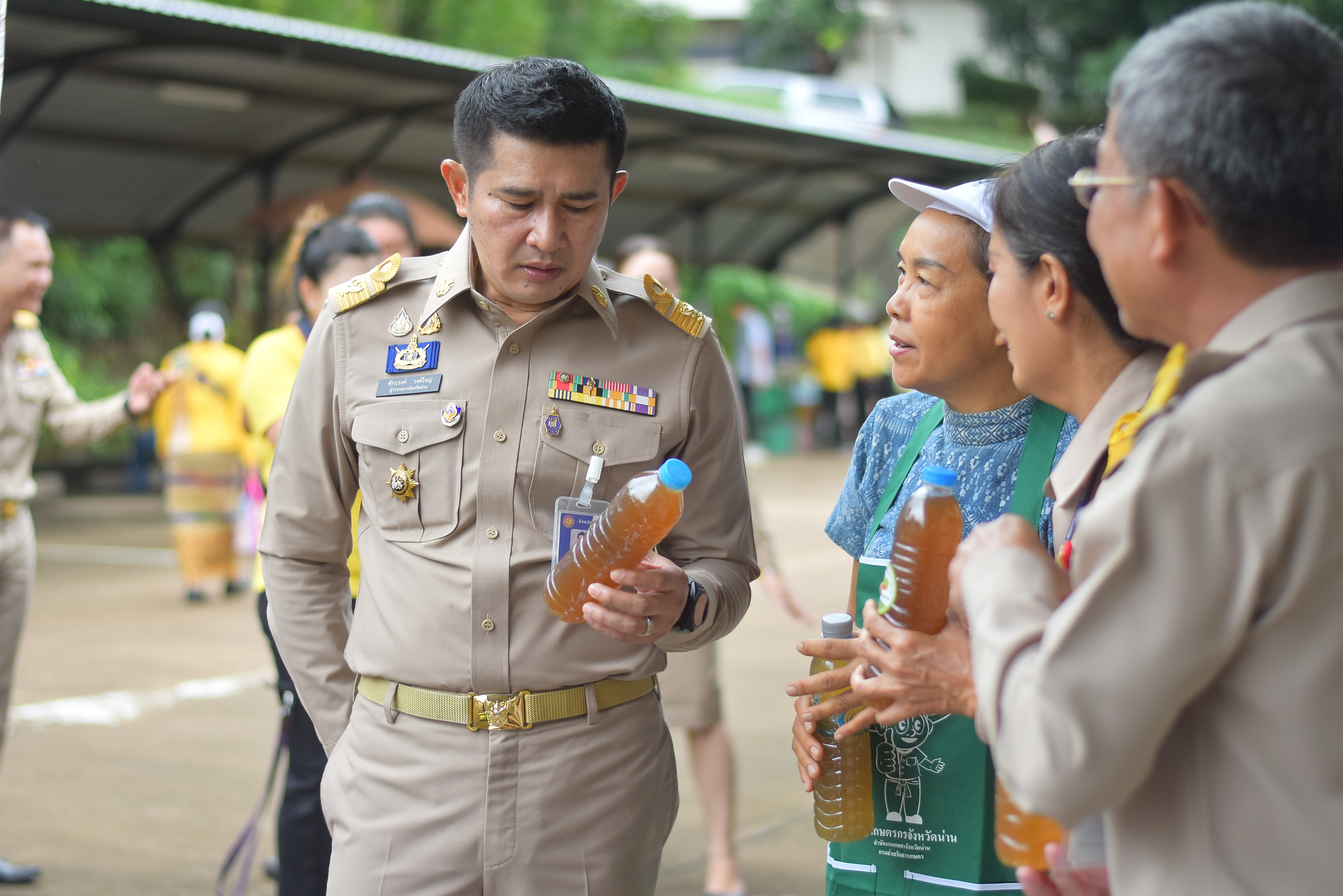 (#)สร้างสรรค์ชุมชน คนพช.น่าน(#) ผู้ว่าฯ น่าน เปิดงาน “กาดม่วนเมือง ศาลากลาง” เสริมเศรษฐกิจฐานราก ช่วยเหลือเกษตรกรและผู้ประกอบการในชุมชน