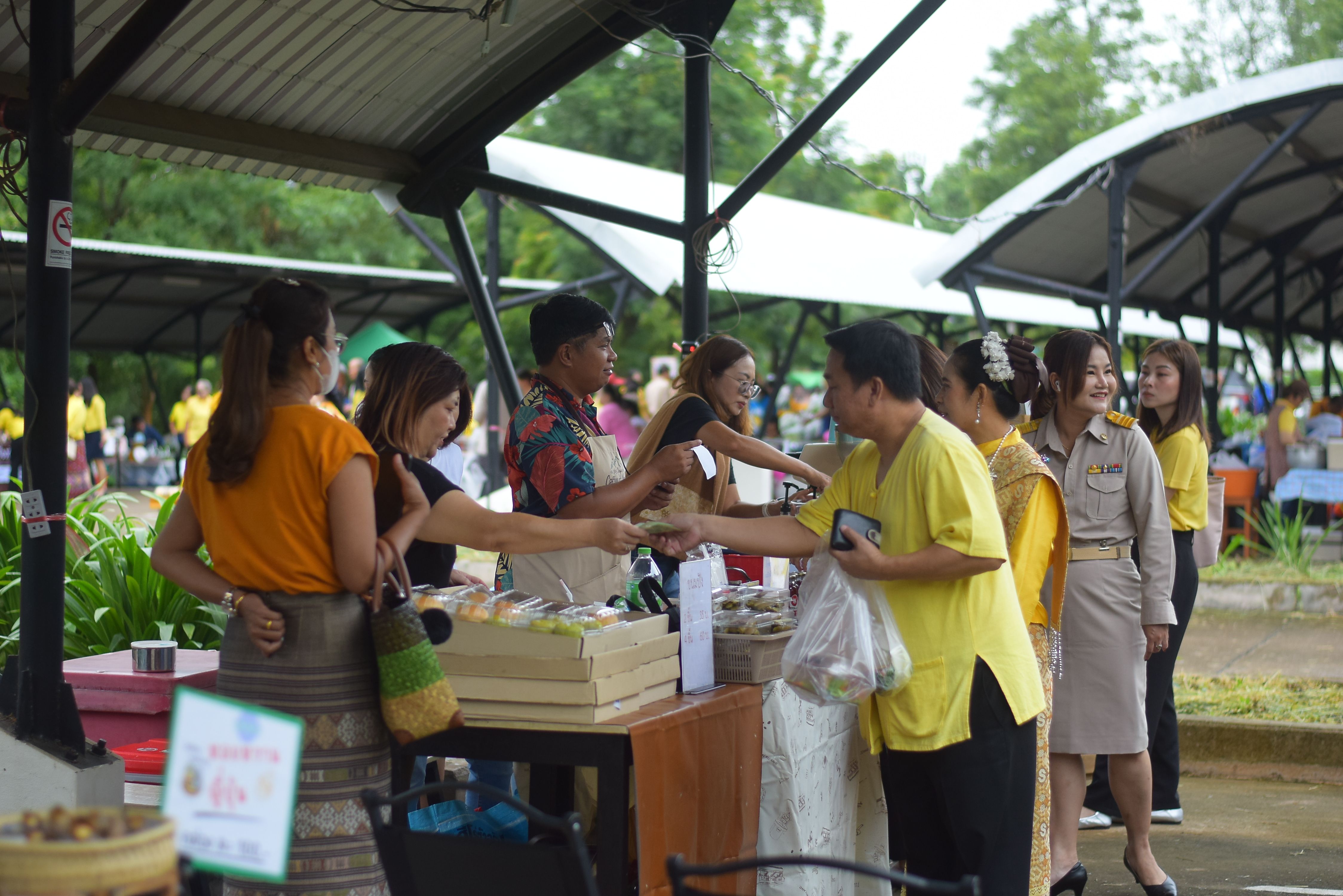 (#)สร้างสรรค์ชุมชน คนพช.น่าน(#) ผู้ว่าฯ น่าน เปิดงาน “กาดม่วนเมือง ศาลากลาง” เสริมเศรษฐกิจฐานราก ช่วยเหลือเกษตรกรและผู้ประกอบการในชุมชน