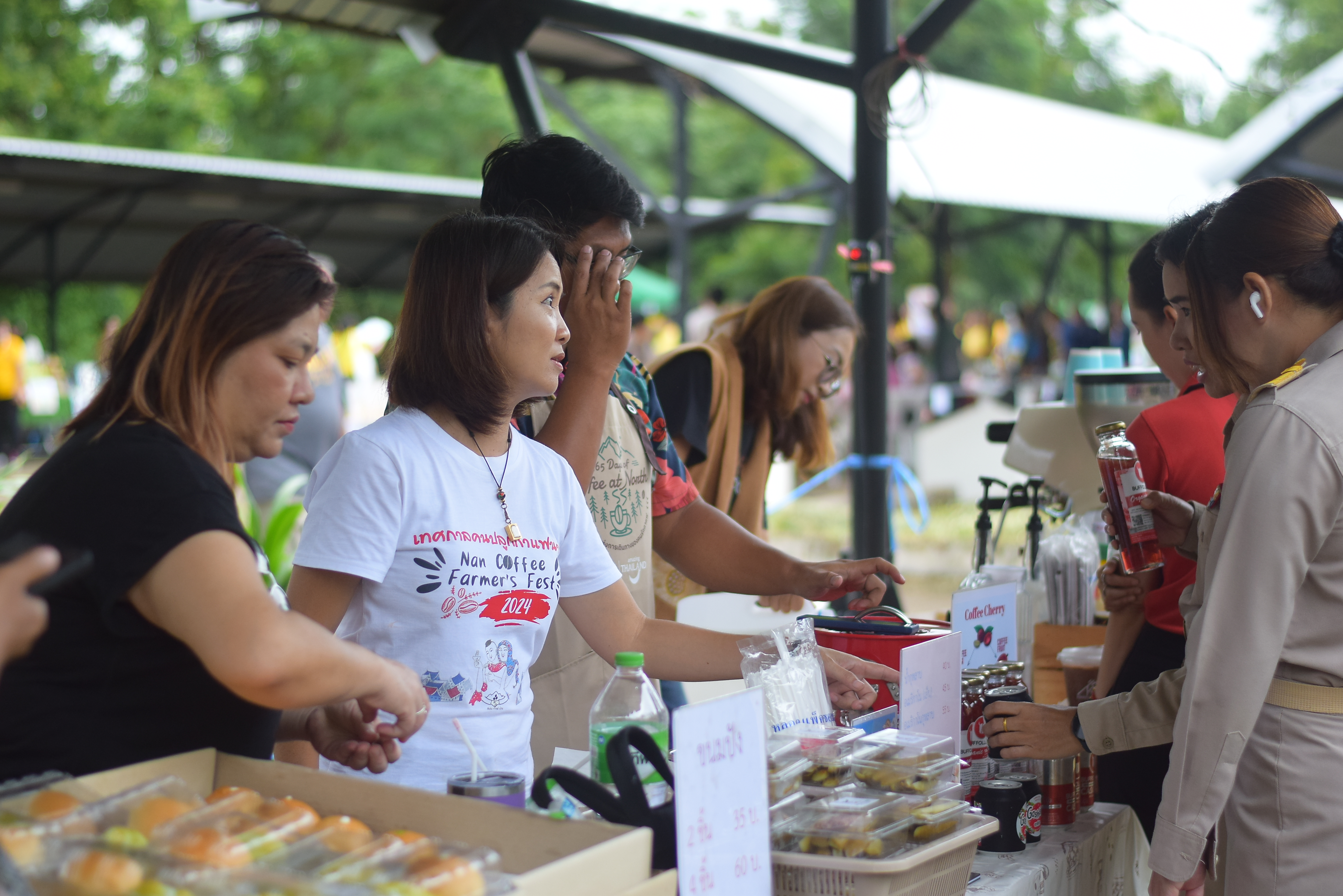 (#)สร้างสรรค์ชุมชน คนพช.น่าน(#) ผู้ว่าฯ น่าน เปิดงาน “กาดม่วนเมือง ศาลากลาง” เสริมเศรษฐกิจฐานราก ช่วยเหลือเกษตรกรและผู้ประกอบการในชุมชน