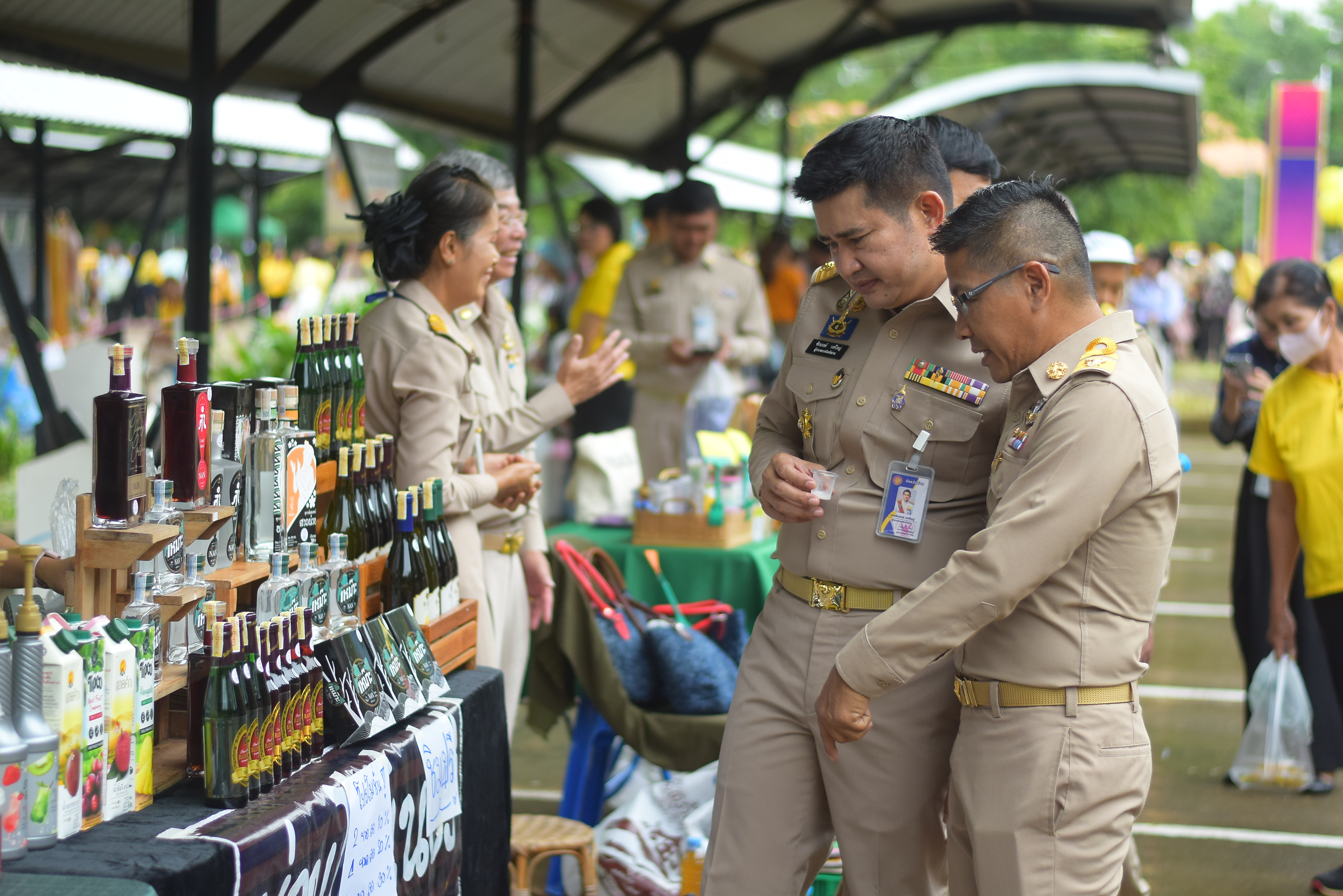 (#)สร้างสรรค์ชุมชน คนพช.น่าน(#) ผู้ว่าฯ น่าน เปิดงาน “กาดม่วนเมือง ศาลากลาง” เสริมเศรษฐกิจฐานราก ช่วยเหลือเกษตรกรและผู้ประกอบการในชุมชน