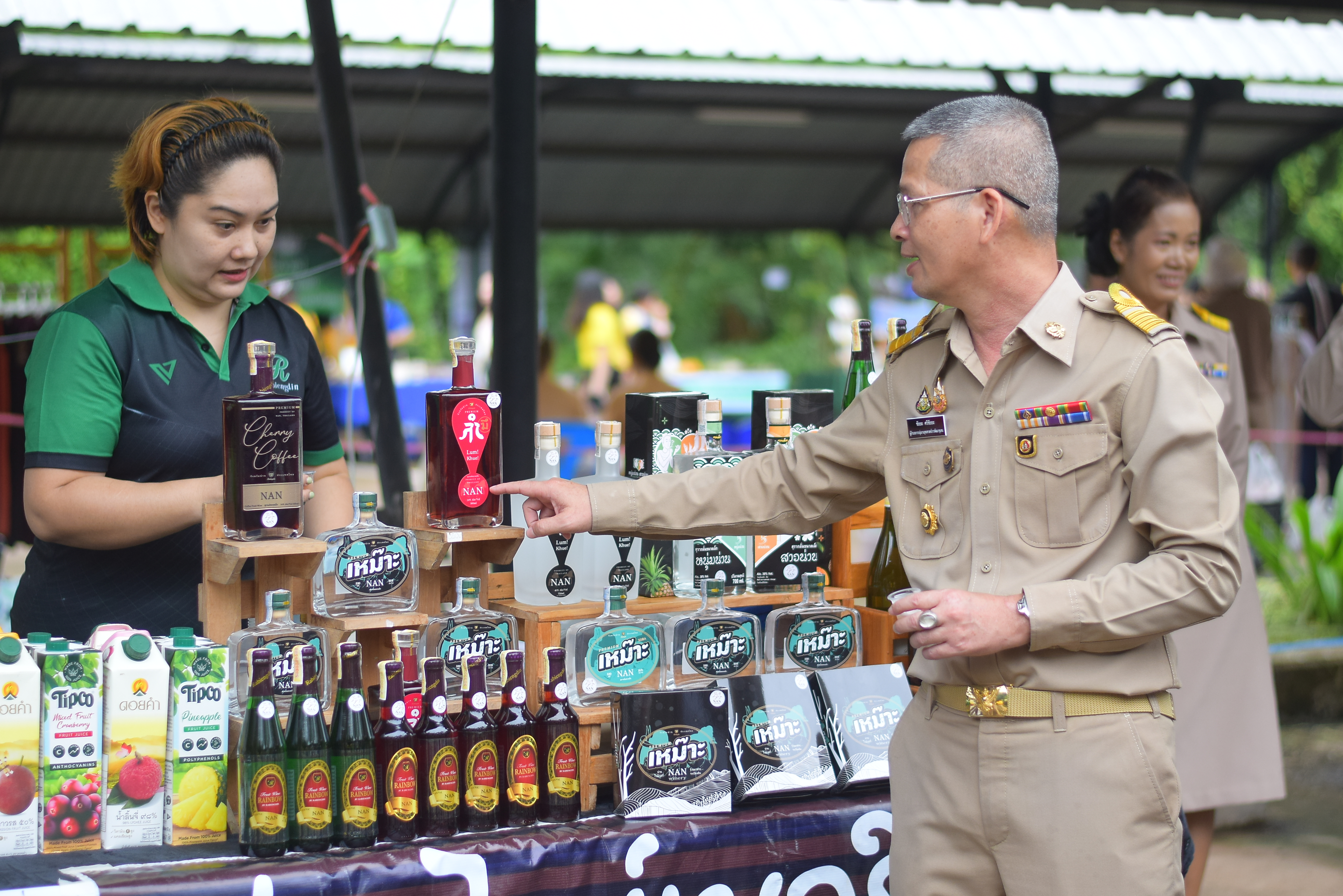 (#)สร้างสรรค์ชุมชน คนพช.น่าน(#) ผู้ว่าฯ น่าน เปิดงาน “กาดม่วนเมือง ศาลากลาง” เสริมเศรษฐกิจฐานราก ช่วยเหลือเกษตรกรและผู้ประกอบการในชุมชน