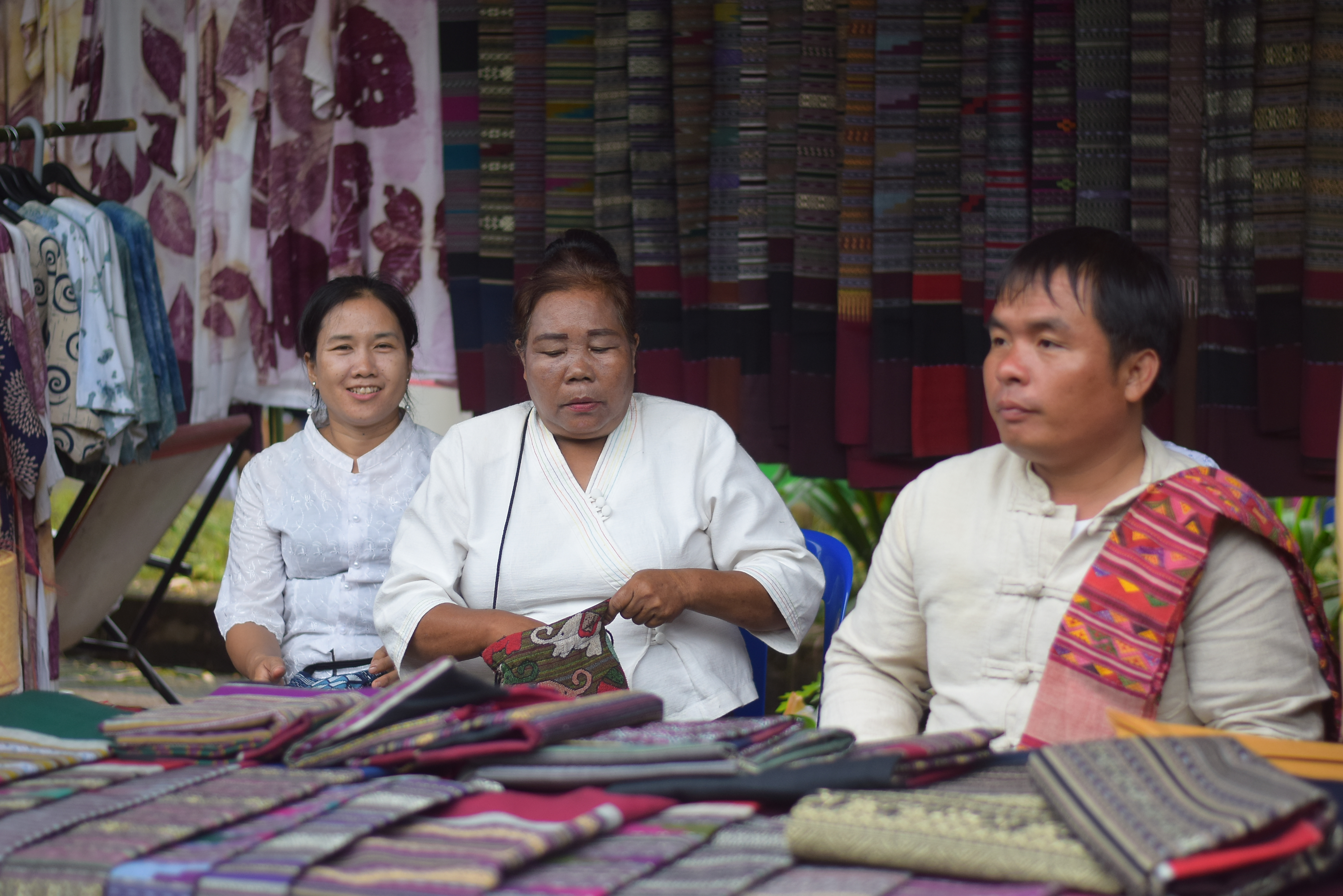 (#)สร้างสรรค์ชุมชน คนพช.น่าน(#) ผู้ว่าฯ น่าน เปิดงาน “กาดม่วนเมือง ศาลากลาง” เสริมเศรษฐกิจฐานราก ช่วยเหลือเกษตรกรและผู้ประกอบการในชุมชน