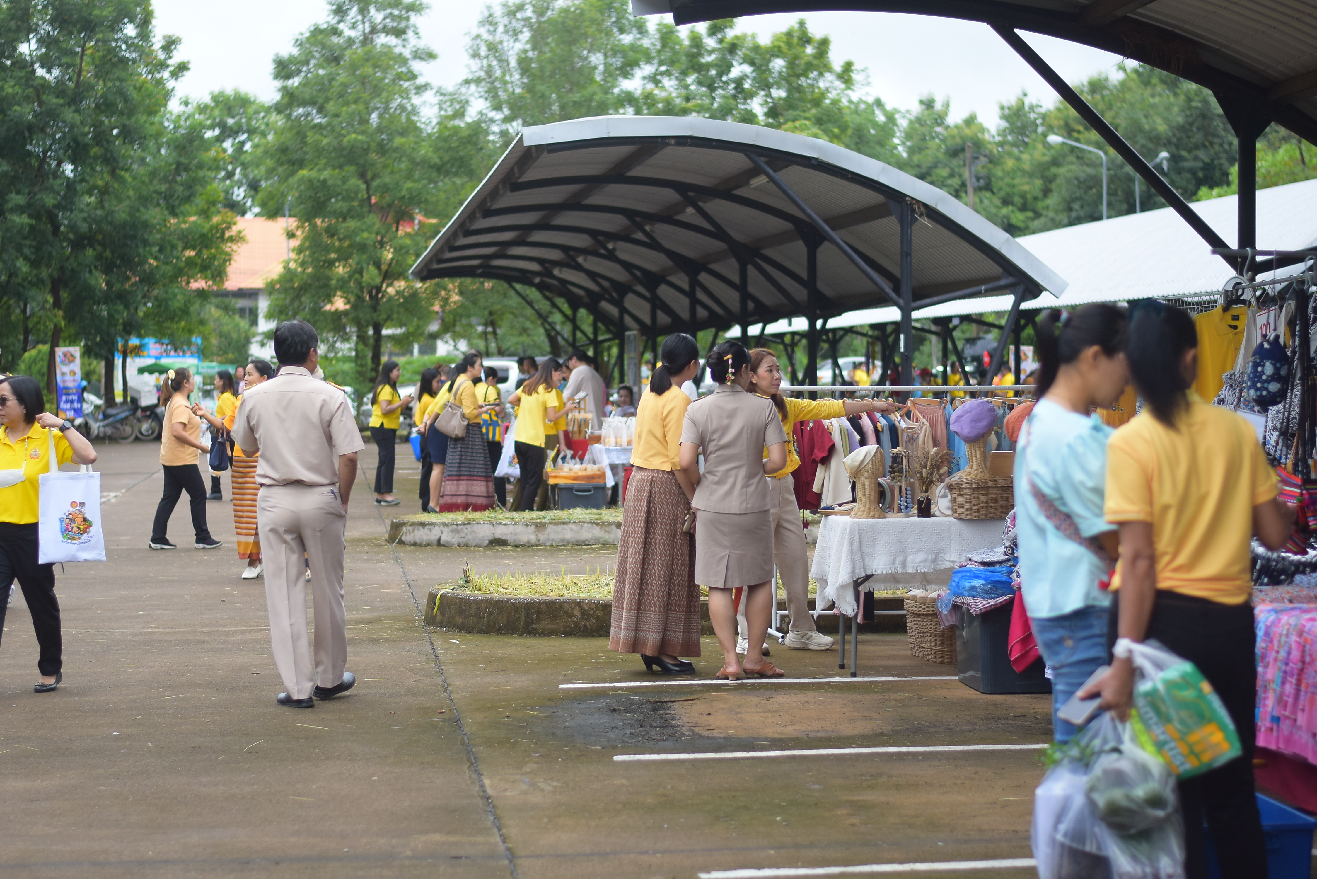 (#)สร้างสรรค์ชุมชน คนพช.น่าน(#) ผู้ว่าฯ น่าน เปิดงาน “กาดม่วนเมือง ศาลากลาง” เสริมเศรษฐกิจฐานราก ช่วยเหลือเกษตรกรและผู้ประกอบการในชุมชน