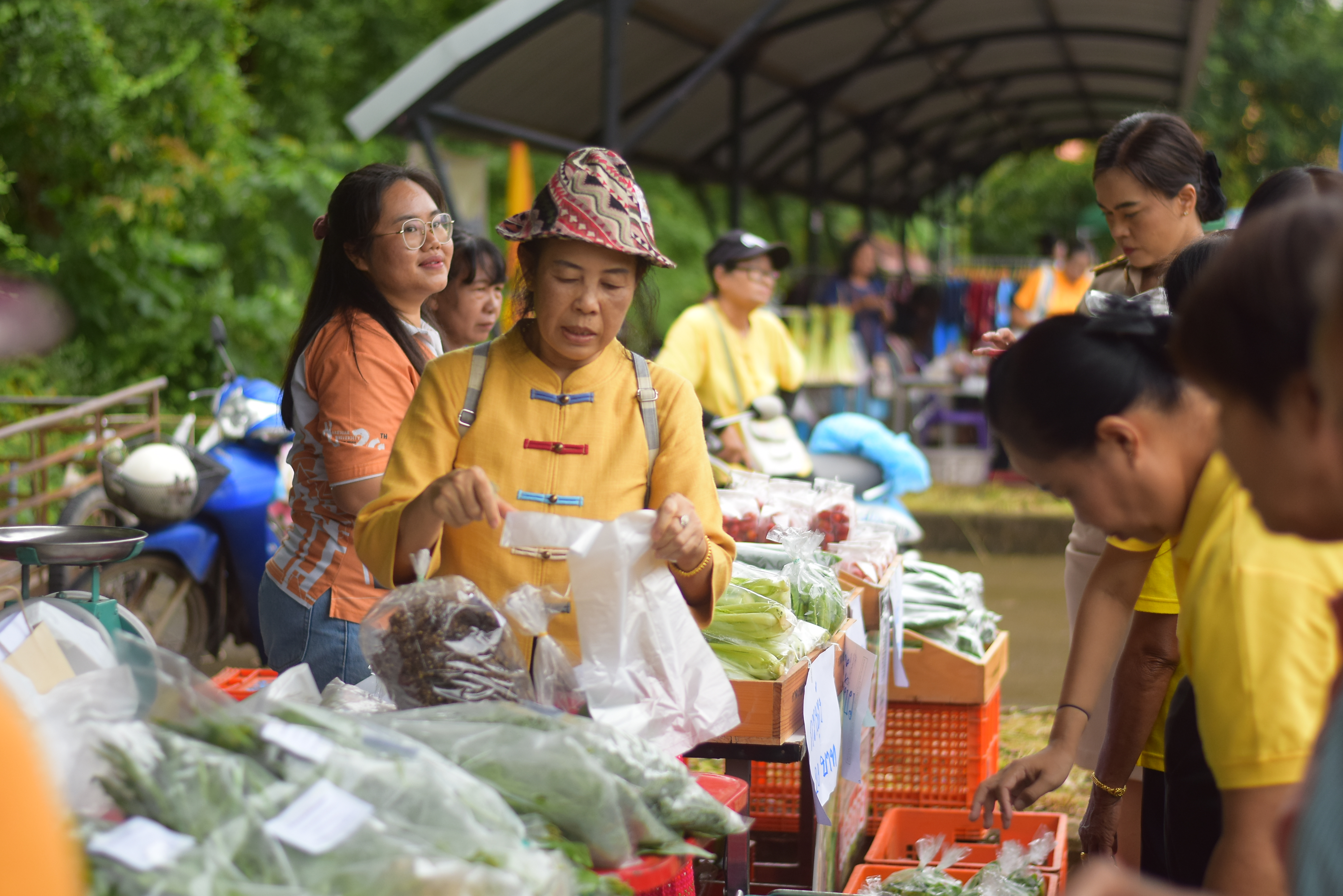 (#)สร้างสรรค์ชุมชน คนพช.น่าน(#) ผู้ว่าฯ น่าน เปิดงาน “กาดม่วนเมือง ศาลากลาง” เสริมเศรษฐกิจฐานราก ช่วยเหลือเกษตรกรและผู้ประกอบการในชุมชน