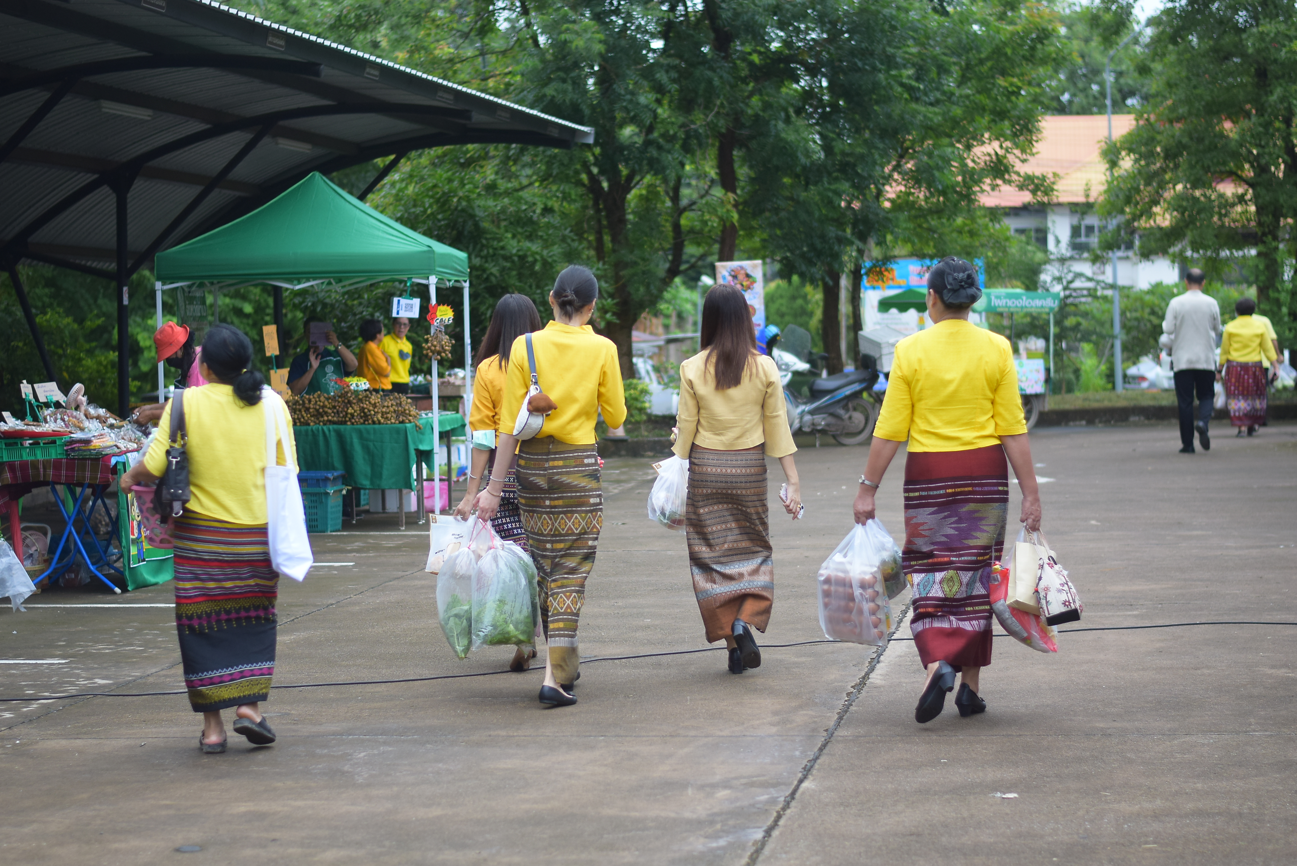 (#)สร้างสรรค์ชุมชน คนพช.น่าน(#) ผู้ว่าฯ น่าน เปิดงาน “กาดม่วนเมือง ศาลากลาง” เสริมเศรษฐกิจฐานราก ช่วยเหลือเกษตรกรและผู้ประกอบการในชุมชน
