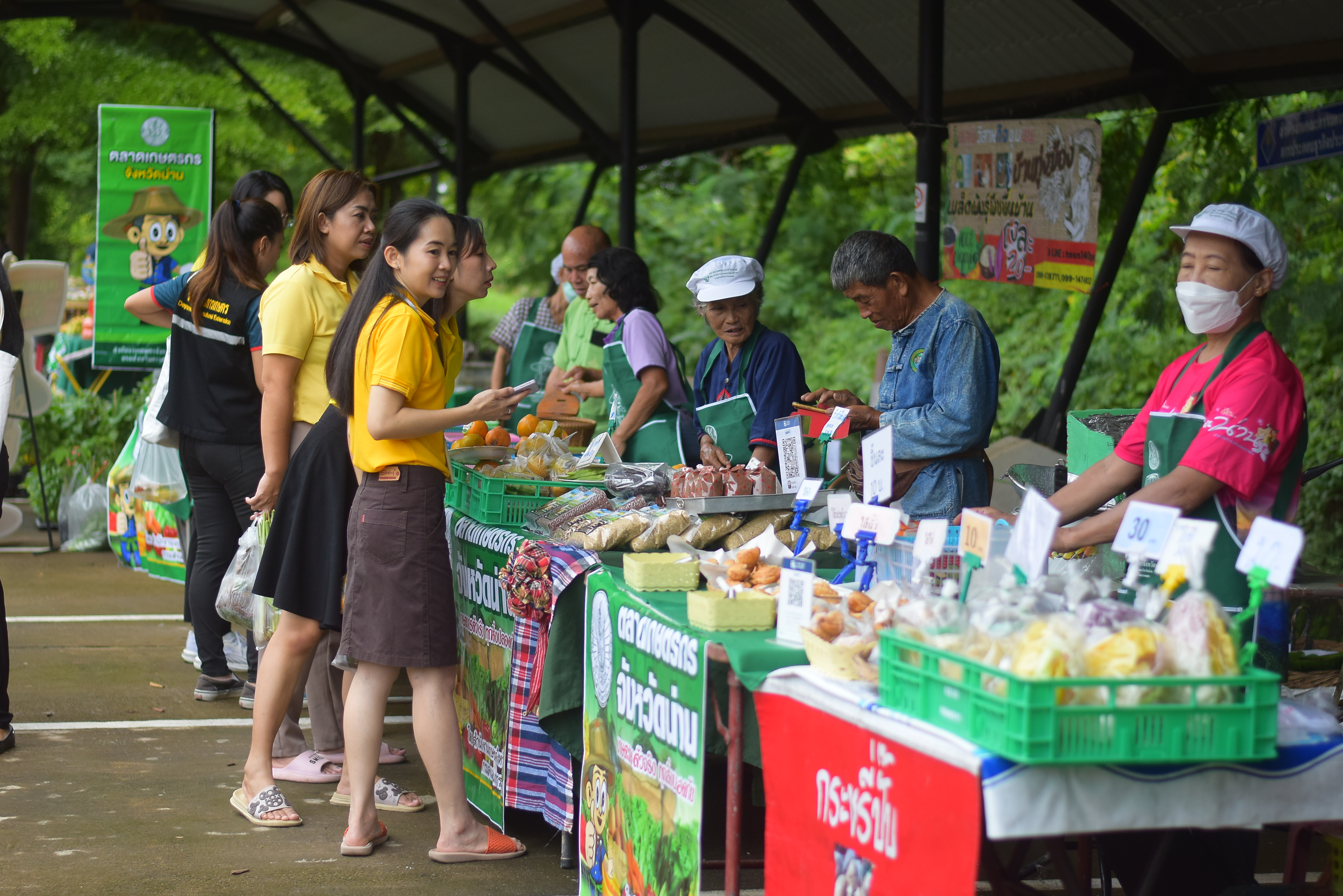 (#)สร้างสรรค์ชุมชน คนพช.น่าน(#) ผู้ว่าฯ น่าน เปิดงาน “กาดม่วนเมือง ศาลากลาง” เสริมเศรษฐกิจฐานราก ช่วยเหลือเกษตรกรและผู้ประกอบการในชุมชน