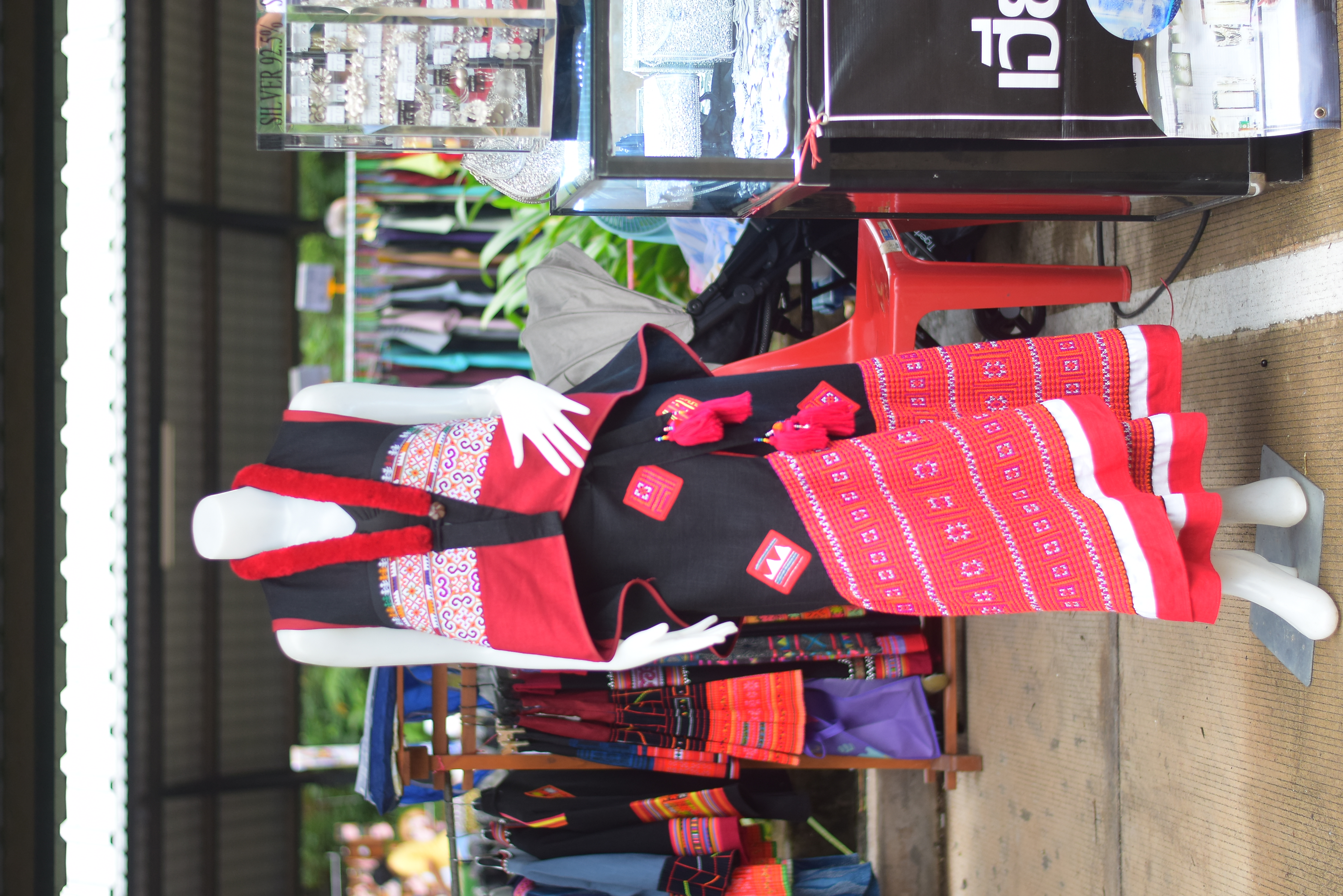 (#)สร้างสรรค์ชุมชน คนพช.น่าน(#) ผู้ว่าฯ น่าน เปิดงาน “กาดม่วนเมือง ศาลากลาง” เสริมเศรษฐกิจฐานราก ช่วยเหลือเกษตรกรและผู้ประกอบการในชุมชน