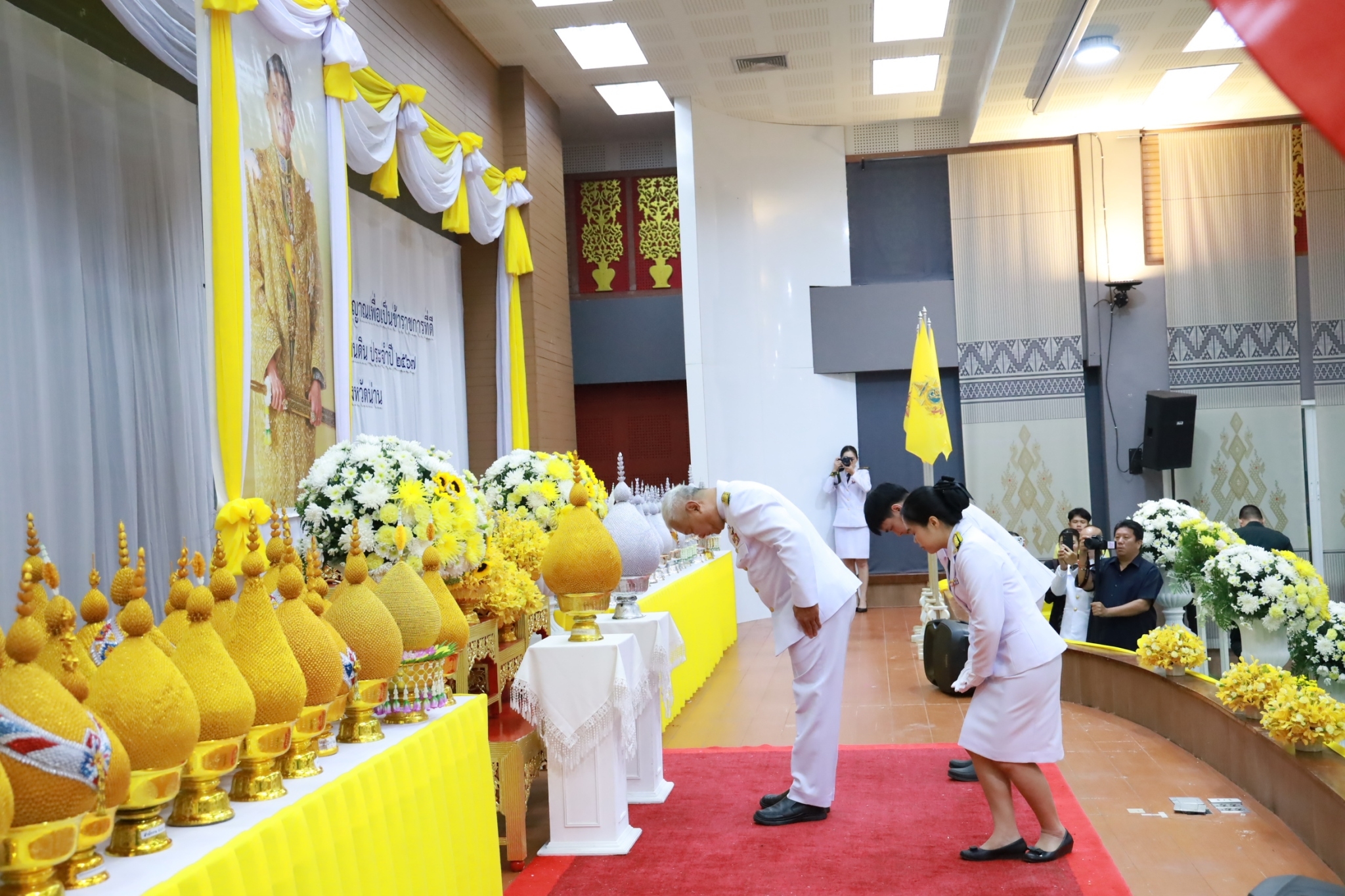 (#)สร้างสรรค์ชุมชน คนพช.น่าน(#) พช.น่าน ร่วมพิธีถวายเครื่องราชสักการะ และพิธีจุดเทียนถวายพระพรชัยมงคล เนื่องในโอกาส เฉลิมพระชนมพรรษาพระบาทสมเด็จพระเจ้าอยู่หัว