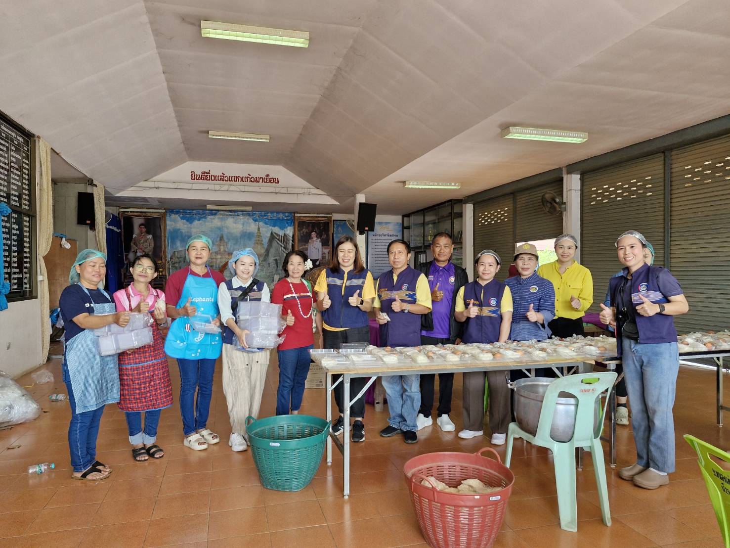 (#)สร้างสรรค์ชุมชน คนพช.น่าน(#) มูลนิธิอาสาเพื่อนพึ่ง(ภา)ยามยาก สภากาชาดไทย จัดโรงครัวช่วยเหลือผู้ประสบอุทกภัย โดยการประสานงานของสำนักงานพัฒนาชุมชนจังหวัดน่าน