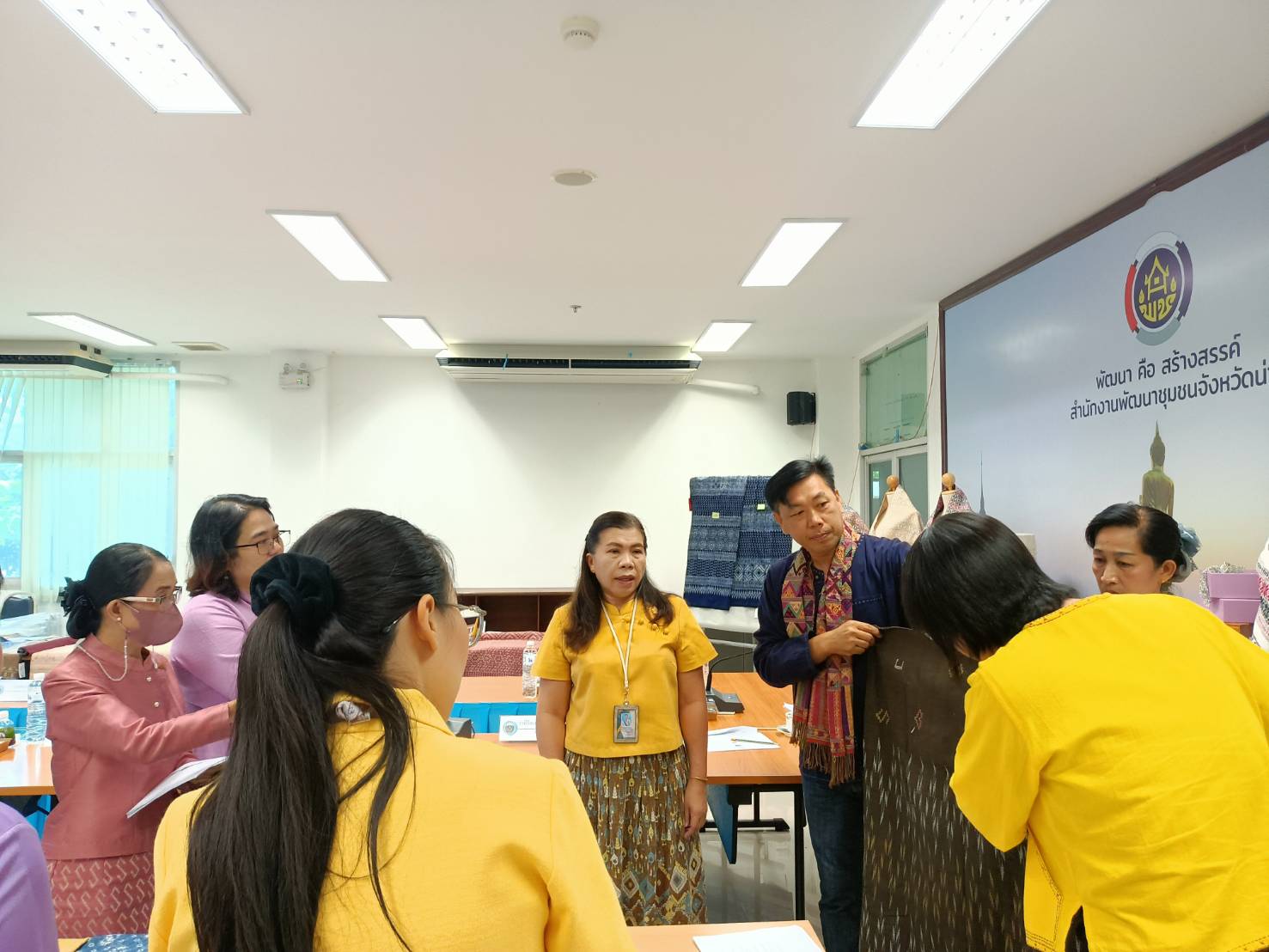 #สร้างสรรค์ชุมชน คนพช.น่าน# พช.น่าน ประชุมการพิจารณากลั่นกรองผ้าลายพระราชทาน “ผ้าลายสิริวชิราภรณ์” และงานหัตถกรรม ระดับจังหวัด ประจำปี 2567