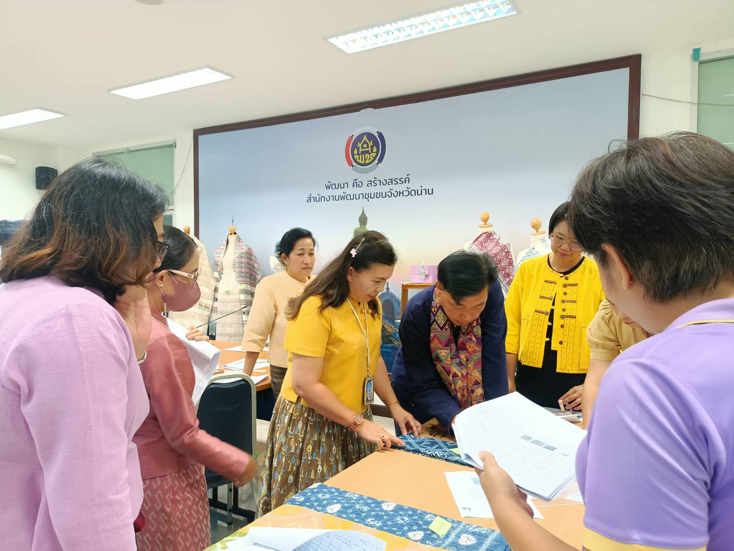 #สร้างสรรค์ชุมชน คนพช.น่าน# พช.น่าน ประชุมการพิจารณากลั่นกรองผ้าลายพระราชทาน “ผ้าลายสิริวชิราภรณ์” และงานหัตถกรรม ระดับจังหวัด ประจำปี 2567