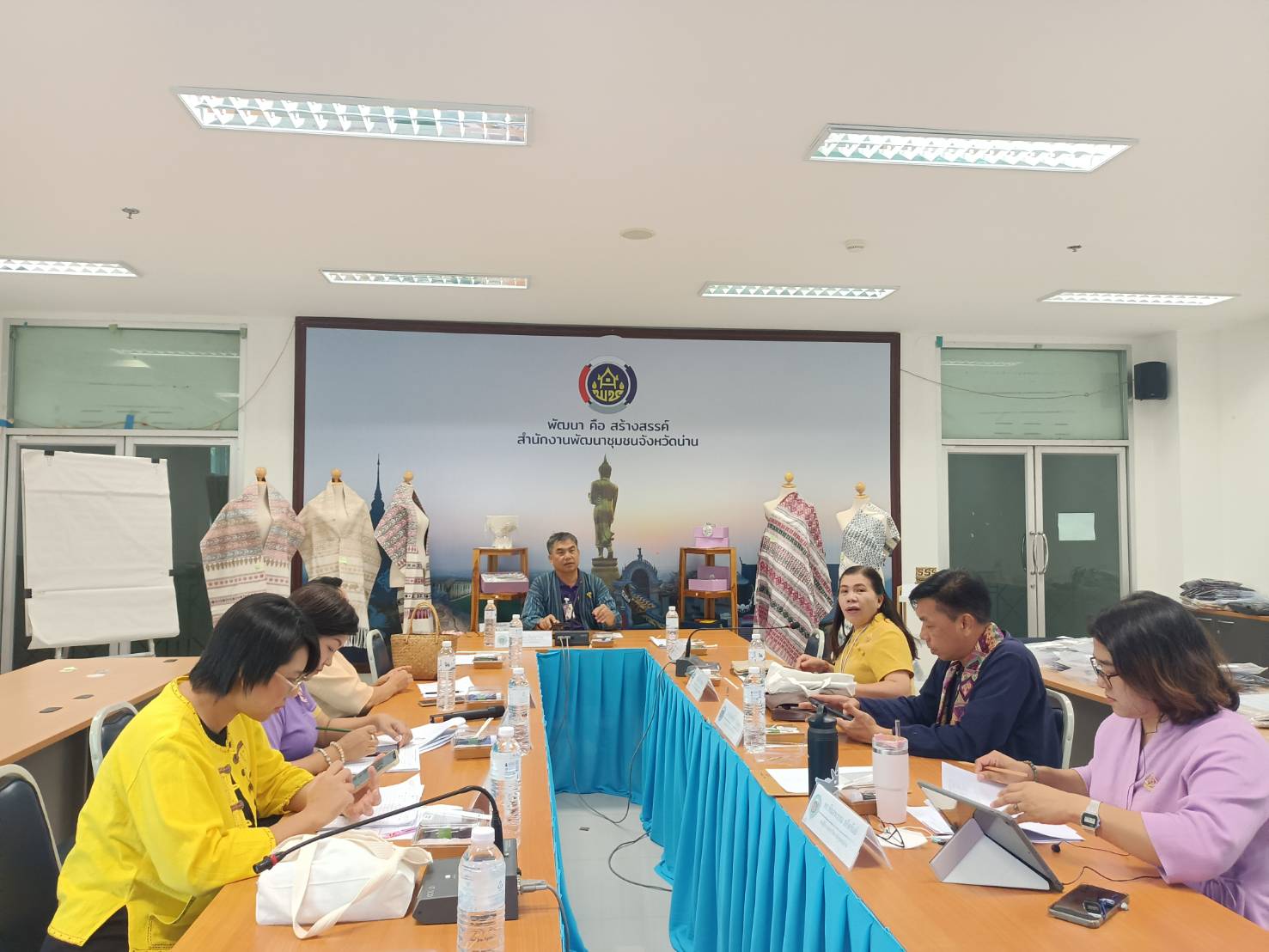 #สร้างสรรค์ชุมชน คนพช.น่าน# พช.น่าน ประชุมการพิจารณากลั่นกรองผ้าลายพระราชทาน “ผ้าลายสิริวชิราภรณ์” และงานหัตถกรรม ระดับจังหวัด ประจำปี 2567