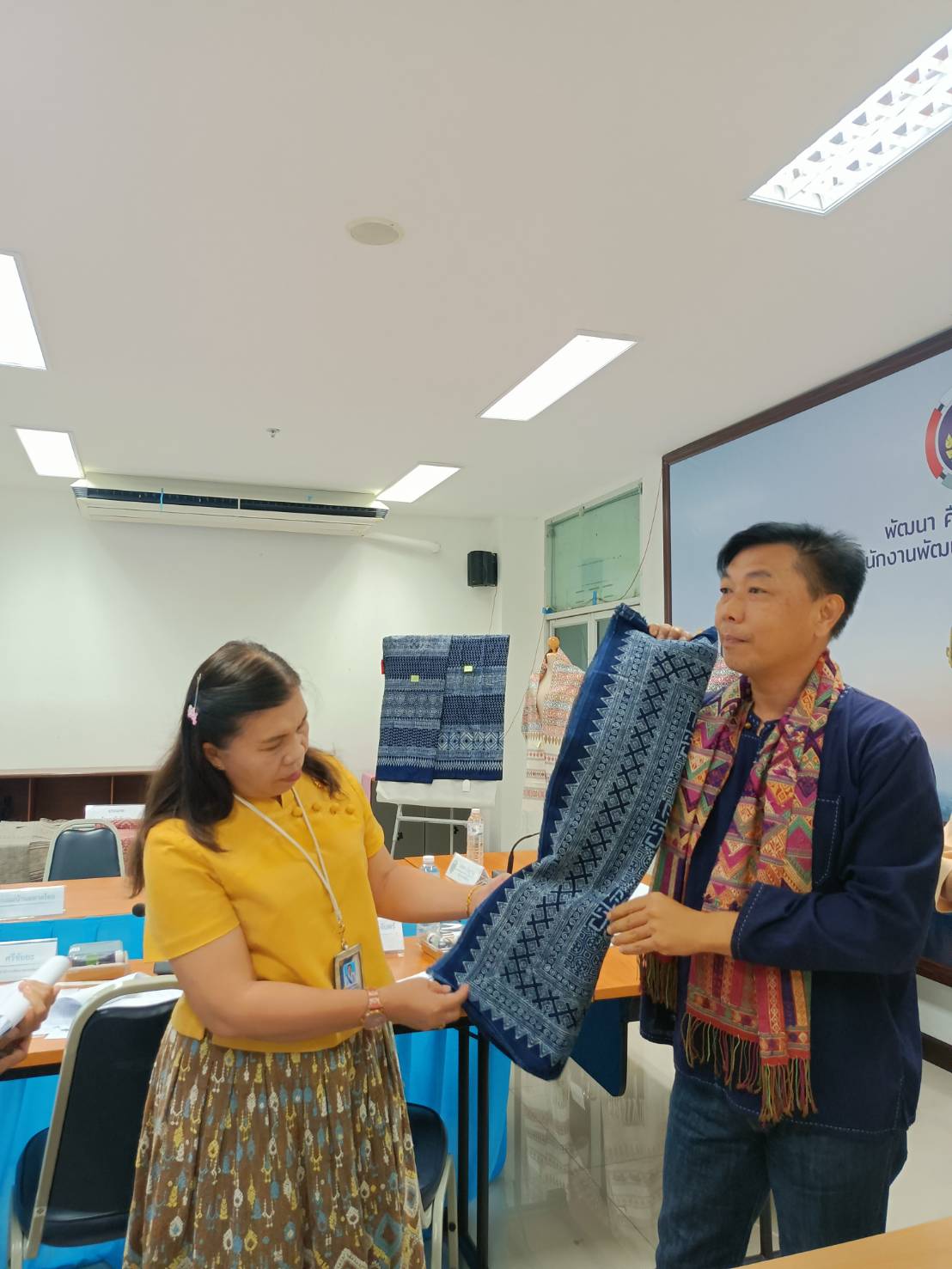 #สร้างสรรค์ชุมชน คนพช.น่าน# พช.น่าน ประชุมการพิจารณากลั่นกรองผ้าลายพระราชทาน “ผ้าลายสิริวชิราภรณ์” และงานหัตถกรรม ระดับจังหวัด ประจำปี 2567