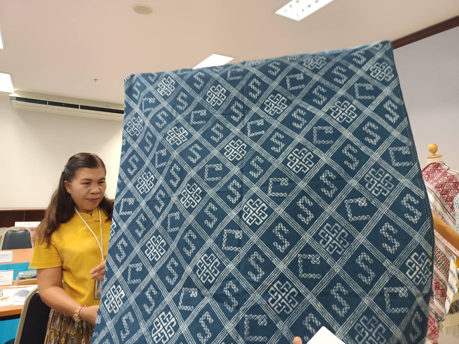 #สร้างสรรค์ชุมชน คนพช.น่าน# พช.น่าน ประชุมการพิจารณากลั่นกรองผ้าลายพระราชทาน “ผ้าลายสิริวชิราภรณ์” และงานหัตถกรรม ระดับจังหวัด ประจำปี 2567