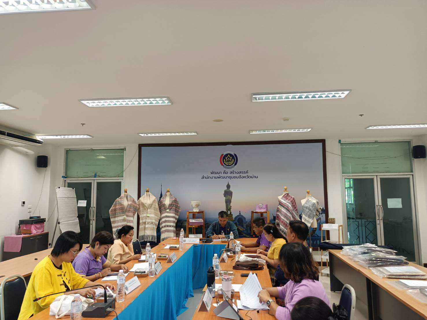 #สร้างสรรค์ชุมชน คนพช.น่าน# พช.น่าน ประชุมการพิจารณากลั่นกรองผ้าลายพระราชทาน “ผ้าลายสิริวชิราภรณ์” และงานหัตถกรรม ระดับจังหวัด ประจำปี 2567