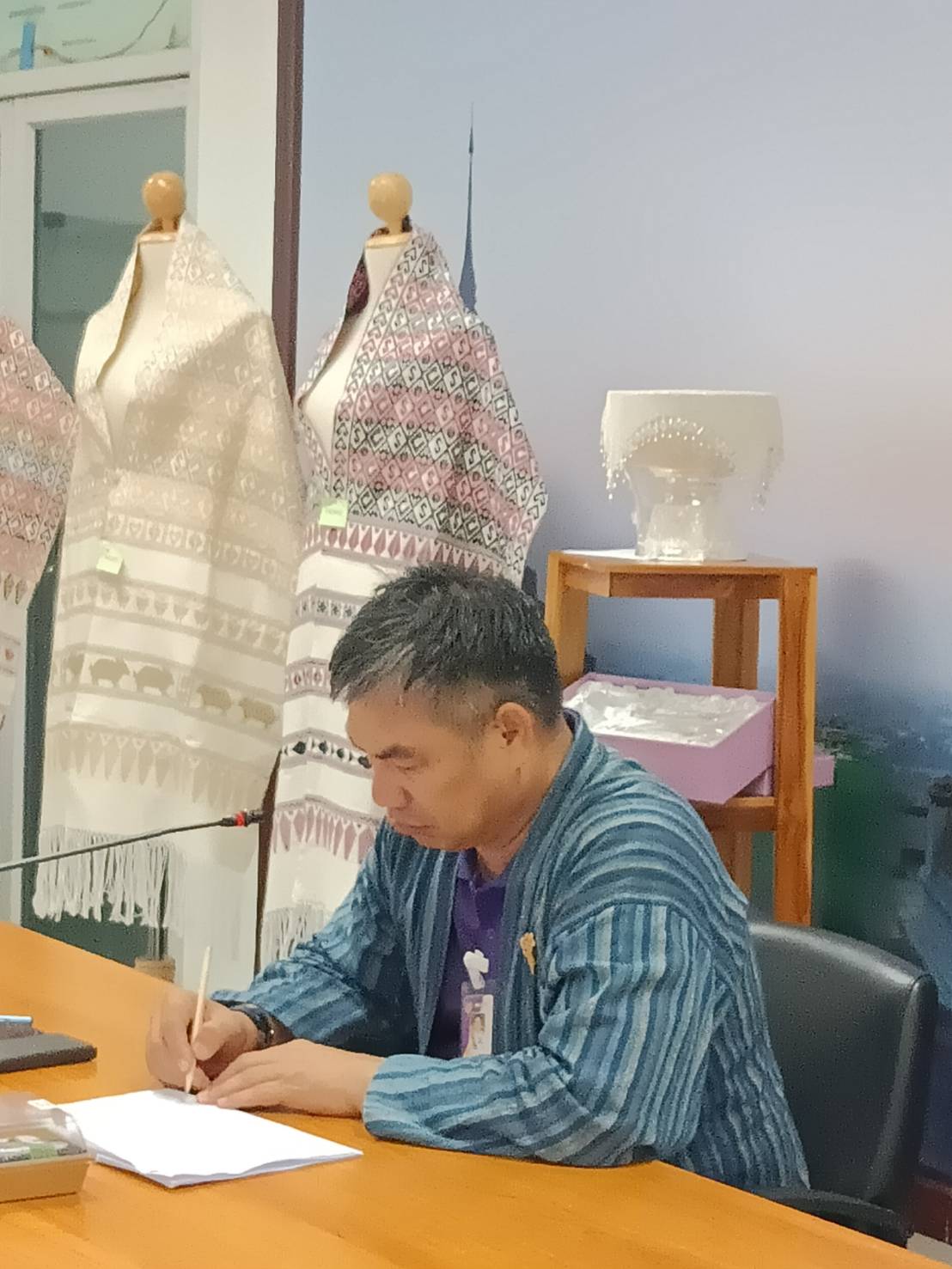 #สร้างสรรค์ชุมชน คนพช.น่าน# พช.น่าน ประชุมการพิจารณากลั่นกรองผ้าลายพระราชทาน “ผ้าลายสิริวชิราภรณ์” และงานหัตถกรรม ระดับจังหวัด ประจำปี 2567