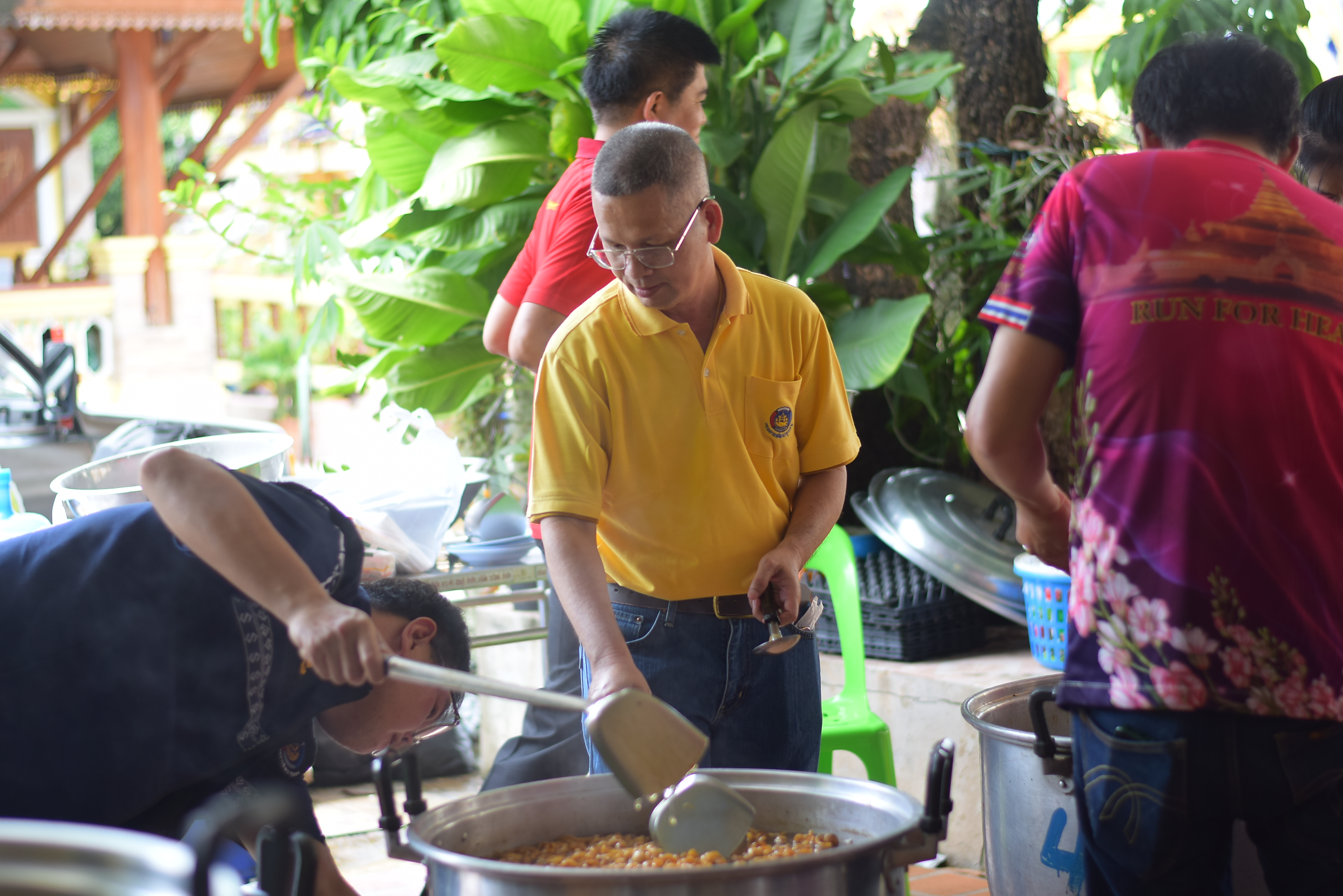 (#)สร้างสรรค์ชุมชน คนพช.น่าน(#) มูลนิธิอาสาเพื่อนพึ่ง(ภา)ยามยาก สภากาชาดไทย จัดโรงครัวช่วยเหลือผู้ประสบอุทกภัย โดยการประสานงานของสำนักงานพัฒนาชุมชนจังหวัดน่าน
