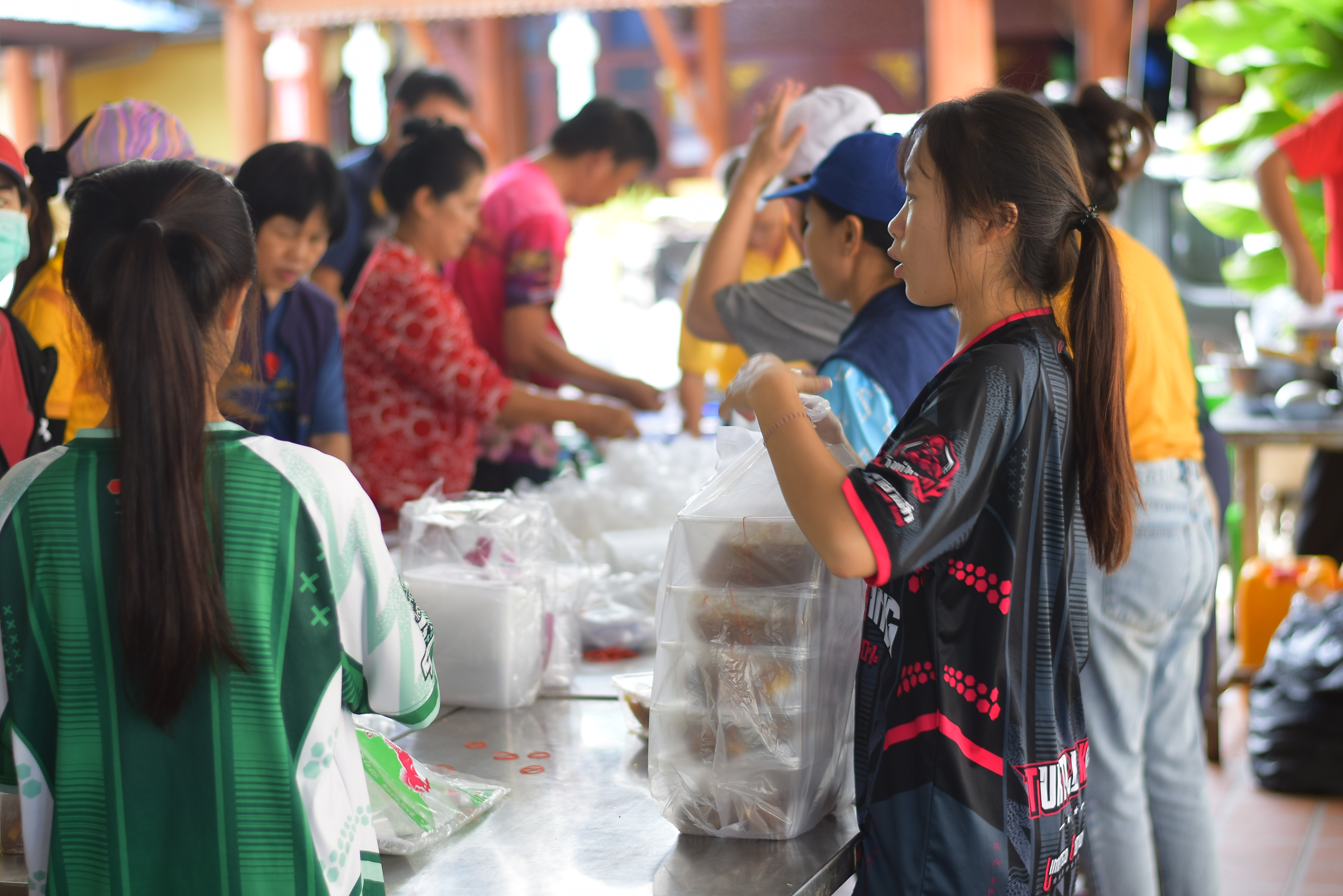 (#)สร้างสรรค์ชุมชน คนพช.น่าน(#) มูลนิธิอาสาเพื่อนพึ่ง(ภา)ยามยาก สภากาชาดไทย จัดโรงครัวช่วยเหลือผู้ประสบอุทกภัย โดยการประสานงานของสำนักงานพัฒนาชุมชนจังหวัดน่าน