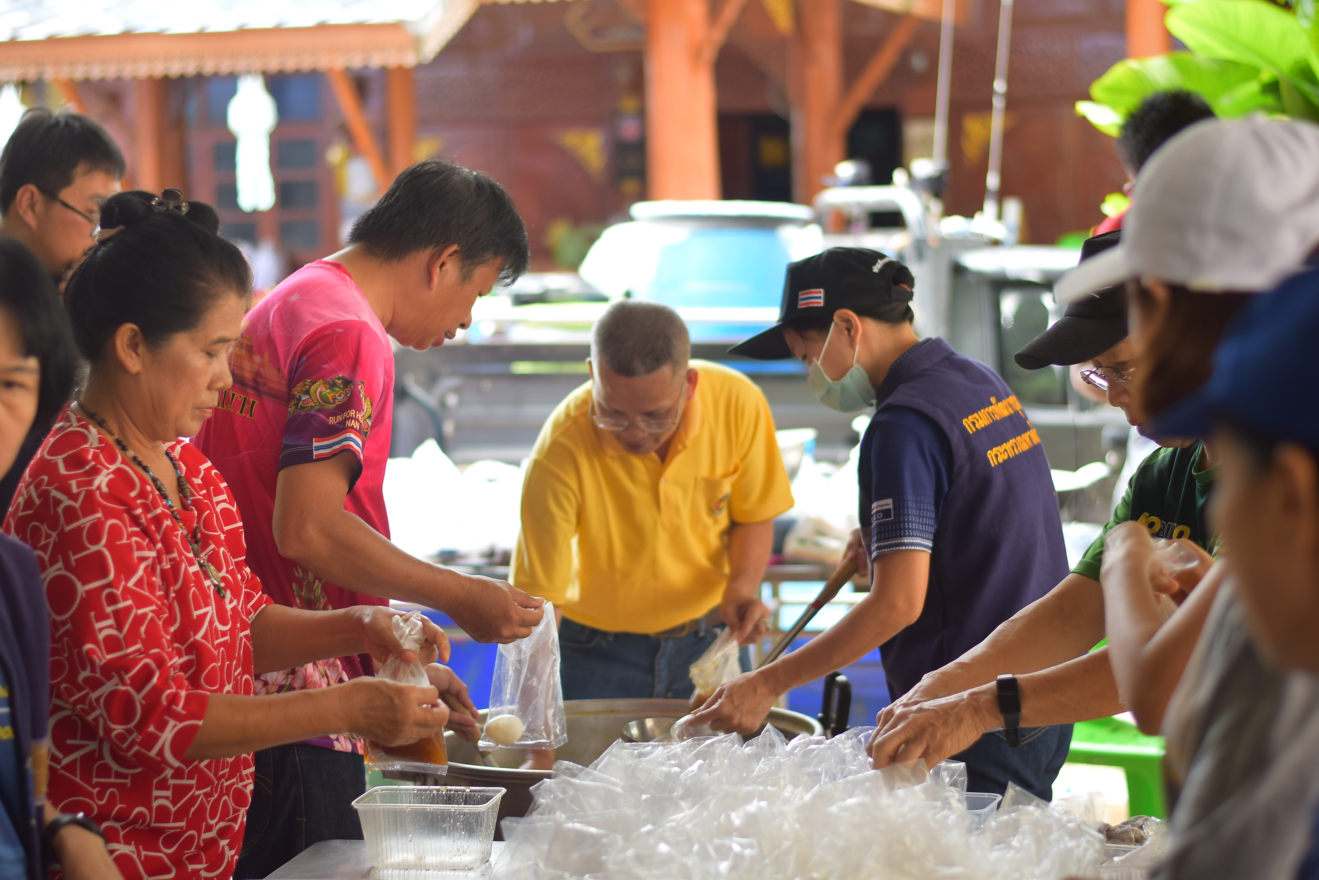 (#)สร้างสรรค์ชุมชน คนพช.น่าน(#) มูลนิธิอาสาเพื่อนพึ่ง(ภา)ยามยาก สภากาชาดไทย จัดโรงครัวช่วยเหลือผู้ประสบอุทกภัย โดยการประสานงานของสำนักงานพัฒนาชุมชนจังหวัดน่าน