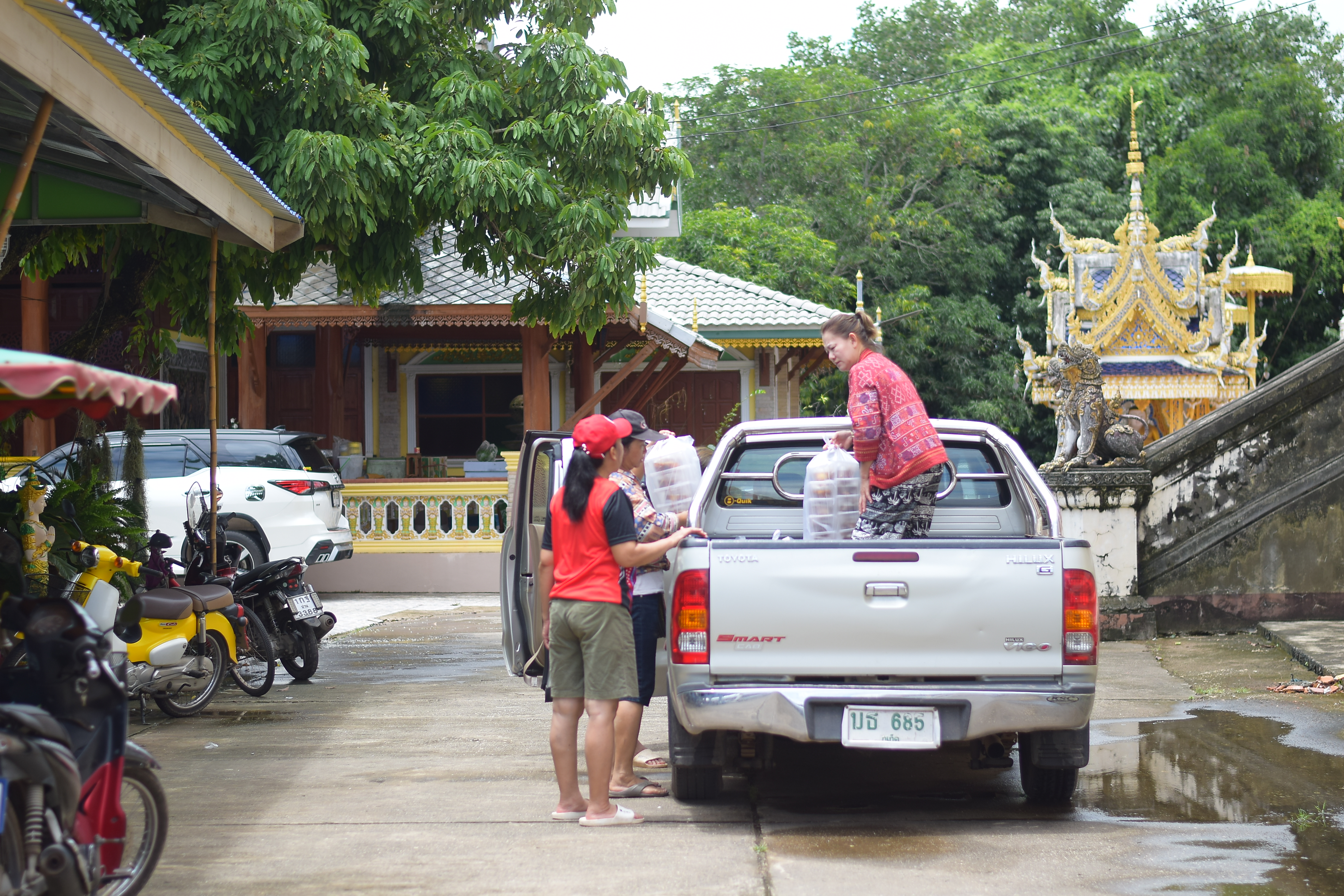 (#)สร้างสรรค์ชุมชน คนพช.น่าน(#) มูลนิธิอาสาเพื่อนพึ่ง(ภา)ยามยาก สภากาชาดไทย จัดโรงครัวช่วยเหลือผู้ประสบอุทกภัย โดยการประสานงานของสำนักงานพัฒนาชุมชนจังหวัดน่าน