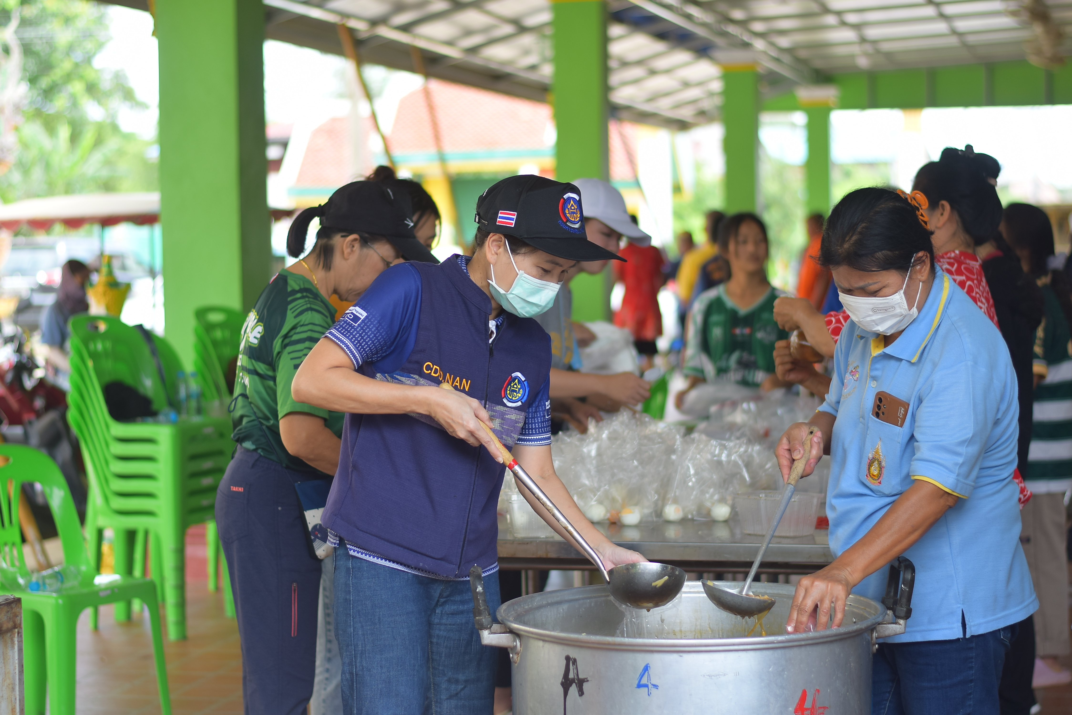 (#)สร้างสรรค์ชุมชน คนพช.น่าน(#) มูลนิธิอาสาเพื่อนพึ่ง(ภา)ยามยาก สภากาชาดไทย จัดโรงครัวช่วยเหลือผู้ประสบอุทกภัย โดยการประสานงานของสำนักงานพัฒนาชุมชนจังหวัดน่าน